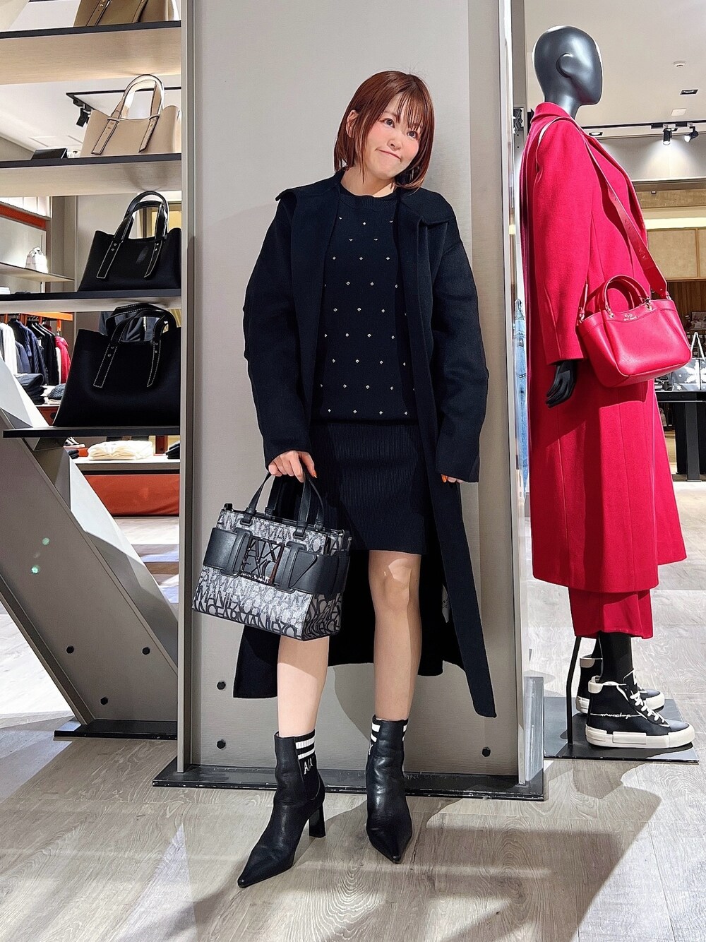 「AXchanger、AXchange、アルマーニエクスチェンジ、armani、armaniexchange、新星WEARISTAにエントリー、クリスマスに着たい服、冬コーデ、ニットワンピース、大人かわいい、お出かけコーデ、きれいめカジュアル、コート、秋冬コーデ、キレイめ」｜「ARMANI EXCHANGEの【A|X アルマーニ エクスチェンジ】スタッズデザイン ニットワンピース（ワンピース、ブラック系）」を使った、HIROさん（レディース・150cm）の冬コーディネートの1枚目の写真
