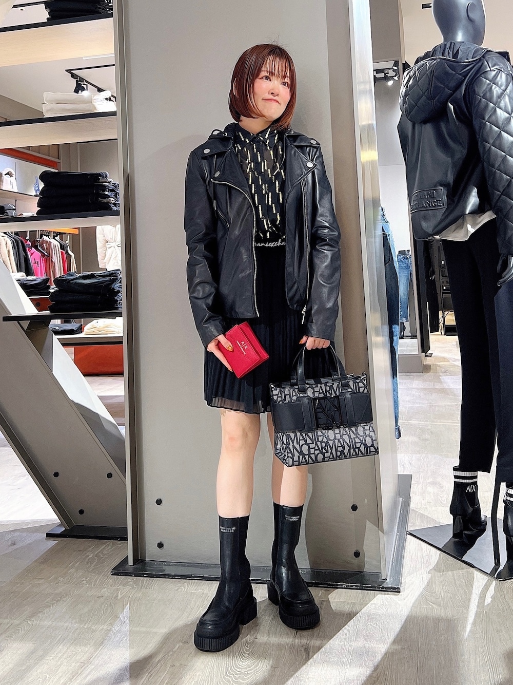 「AXchanger、AXchange、アルマーニエクスチェンジ、armani、armaniexchange、ファッションを楽しもう、ショルダーバッグ、秋冬コーデ、大人カジュアル、レザージャケット、ライダースジャケット、オトナ女子、おでかけコーデ、休日スタイル、低身長コーデ」｜「ARMANI EXCHANGEの【A|X アルマーニ エクスチェンジ】BOXロゴバックル　ミニハンドバッグ（オールオーバーロゴ）（ハンドバッグ、ブラック系）」を使った、HIROさん（レディース・150cm）の秋コーディネートの1枚目の写真