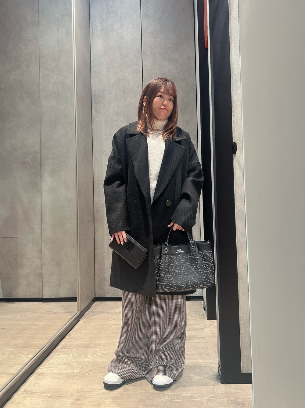 「AXchanger、AXchange、アルマーニエクスチェンジ、armani、ARMANIEXCHANGE、真冬のあったかスタイル、オトナ女子、大人ファッション、春服、着回しコーデ、キレイめコーデ、カジュアルガーリー、デート、初春コーデ、スニーカー」｜「ARMANI EXCHANGEの【A|X アルマーニ エクスチェンジ】＜オンライン限定＞A|Xロゴ　ミニハンドバッグ（モノグラムロゴスタッツ）（ハンドバッグ、ブラック系）」を使った、HIROさん（レディース・150cm）の冬コーディネートの1枚目の写真