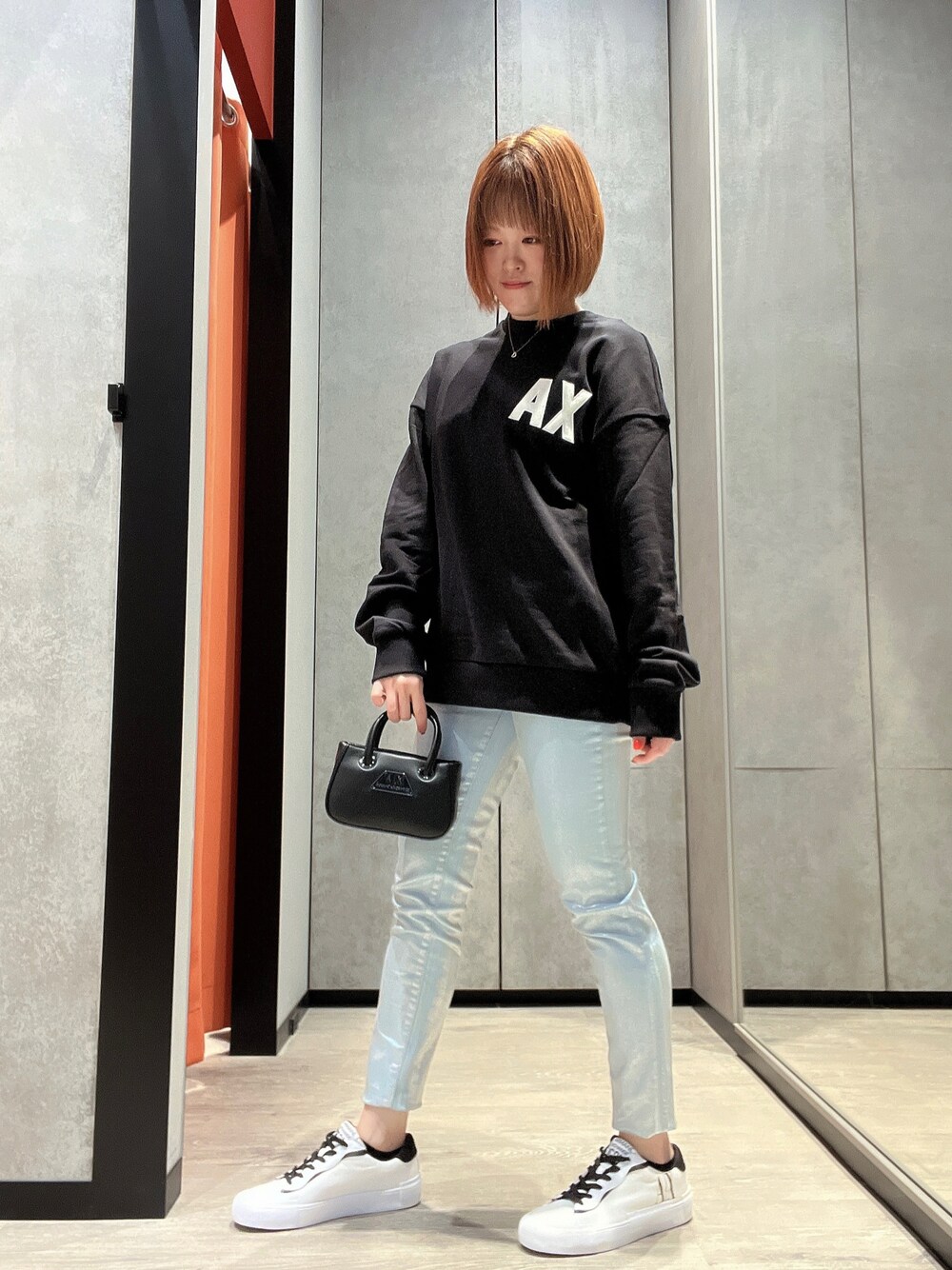 「AXchanger、AXchange、アルマーニエクスチェンジ、armani、armaniexchange、ユニセックス、男女兼用、オーバーサイズ、リラックスカジュアル、スウェット、デニム、スニーカー、ミニバッグ、低身長、セブンパークアリオ柏」｜「ARMANI EXCHANGEの【A|X アルマーニ エクスチェンジ】メタリックライトブルーデニムパンツ_SUPER SKINNY CROPPED（デニムパンツ、その他）」を使った、HIROさん（レディース・150cm）の冬コーディネートの1枚目の写真