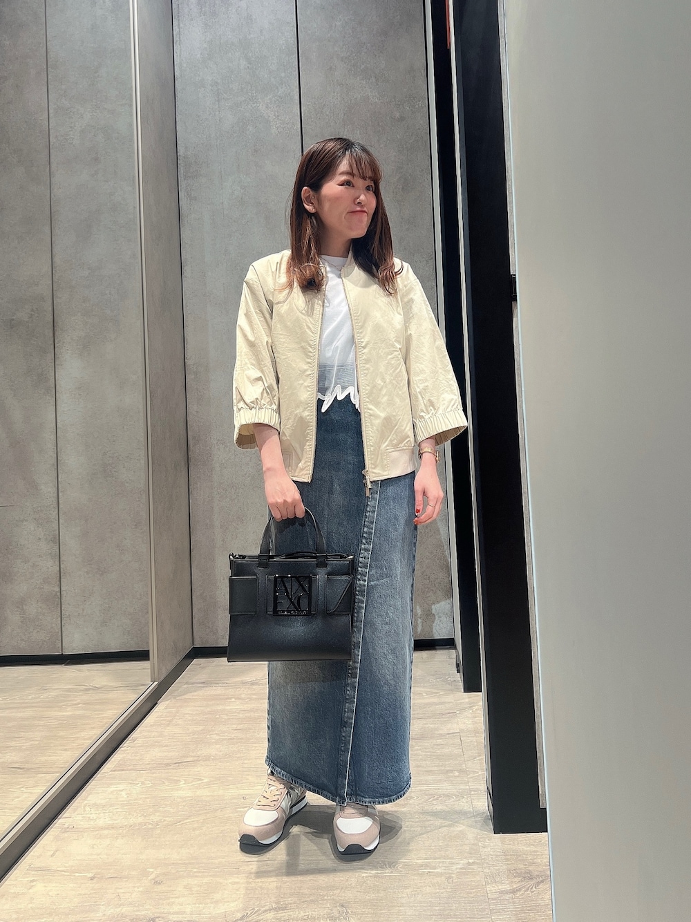 「AXchanger、AXchange、アルマーニエクスチェンジ、armani、armaniexchange、春コーデ、シアートップス、春、休日スタイル、お出かけコーデ、春カラー、大人可愛い、デニムスカート、スニーカー、オトナカジュアル」｜「ARMANI EXCHANGEの【A|X アルマーニ エクスチェンジ】デニムペンシルスカート（スカート、ブルー系）」を使った、HIROさん（レディース・150cm）の春コーディネートの1枚目の写真