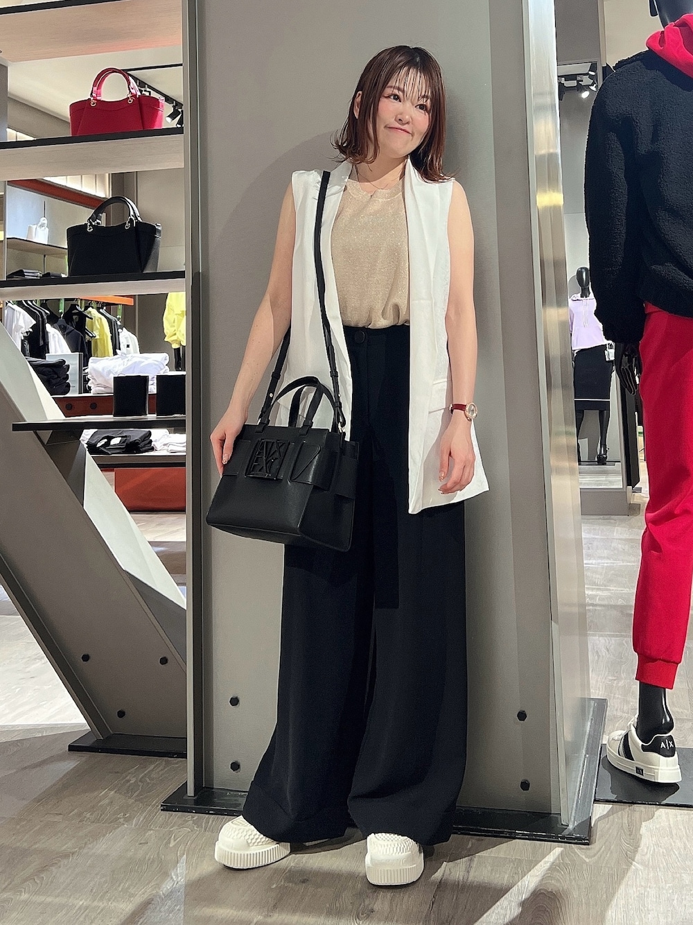 「AXchanger、AXchange、アルマーニエクスチェンジ、armani、春のおしゃ見えテクニック、春服みてみて、大人カジュアル、きれいめカジュアル、オフィススタイル、オトナカワイイ、お出かけコーデ、ジレスタイル、きちんとコーデ、春のNewスタイル、スラックスパンツ」｜「ARMANI EXCHANGEの【A|Xアルマーニ エクスチェンジ】BOXロゴバックル　ミニハンドバッグ（ハンドバッグ、ブラック系）」を使った、HIROさん（レディース・150cm）の春コーディネートの1枚目の写真