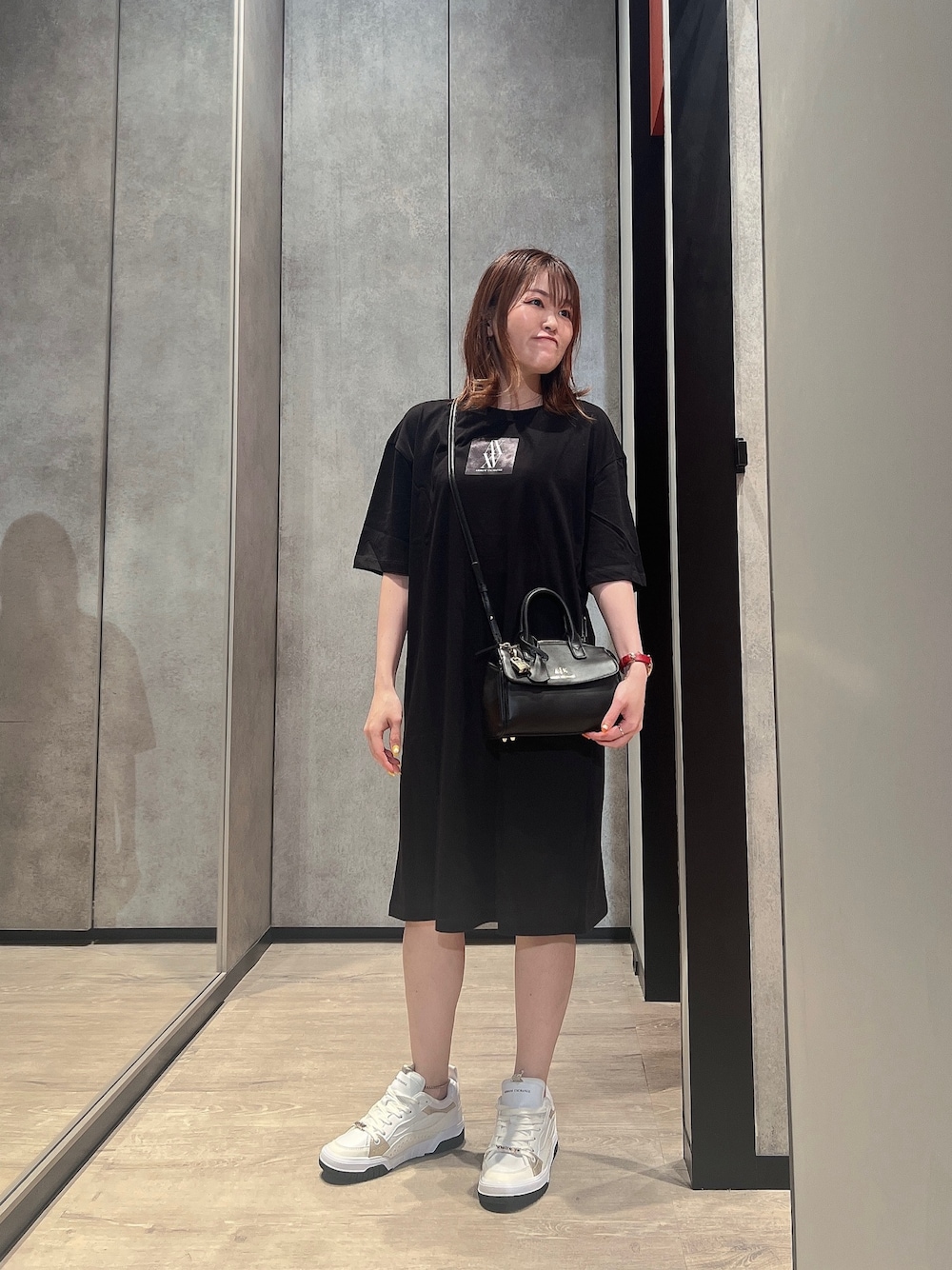 「AXchanger、AXchange、アルマーニエクスチェンジ、armani、armaniexchange、フェススタイル、テーマパークコーデ、夏コーデ、スニーカー、ロゴT、シンプル、アウトドアスタイル、半袖、ワンピース、オンライン限定」｜「ARMANI EXCHANGEの【A|X アルマーニ エクスチェンジ】＜オンライン限定＞モノグラムロゴ　半袖クルーネックTシャツワンピース（ワンピース、ブラック系）」を使った、HIROさん（レディース・150cm）の夏コーディネートの1枚目の写真