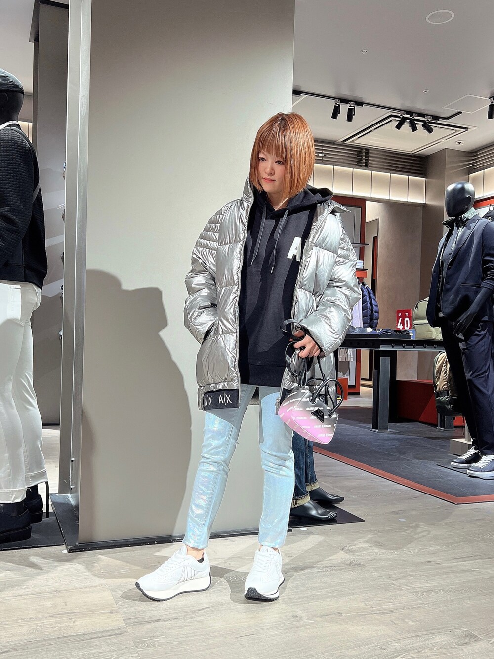 「AXchanger、AXchange、アルマーニエクスチェンジ、armani、armaniexchange、休日スタイル、ブルゾン、メタリックシルバー、メタリック、ユニセックス、男女兼用、オーバーサイズ、スニーカー、ミニバッグ」｜「ARMANI EXCHANGEの【A|X アルマーニ エクスチェンジ】AXロゴ スウェットフーデッドパーカー (UNISEX CAPSULE)（スウェット、ブラック系）」を使った、HIROさん（レディース・150cm）の冬コーディネートの1枚目の写真