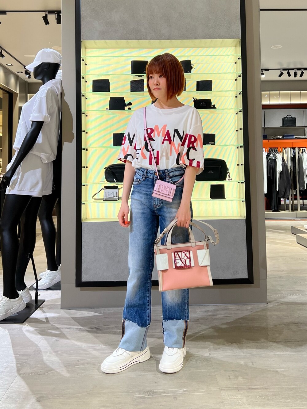 「AXchanger、AXchange、アルマーニエクスチェンジ、armani、armaniexchange、春夏コーデ、休日スタイル、デニム、白スニーカー、夏コーデ、Tシャツ、低身長、ミニショルダーバッグ、ショルダーバッグ、ピンクバッグ」｜「ARMANI EXCHANGEの【A|X アルマーニ エクスチェンジ】BOXロゴバックル　カードケース（ショルダー付き）（カードケース、ピンク系）」を使った、HIROさん（レディース・150cm）の春コーディネートの1枚目の写真