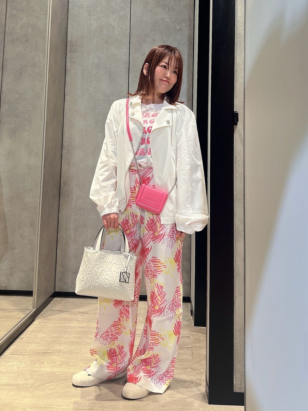 「AXchanger、AXchange、アルマーニエクスチェンジ、armani、armaniexchange、AXTシャツ、2024春夏新作Tシャツ、スニーカー、春夏コーデ、休日スタイル、低身長コーデ、大人かわいい、ワイトパンツ、ピンク、デートコーデ」｜「ARMANI EXCHANGEの【A|Xアルマーニ エクスチェンジ】オールオーバーエンボスロゴ　ミニトートバッグ（マット）（ハンドバッグ、ホワイト系）」を使った、HIROさん（レディース・150cm）の春コーディネートの1枚目の写真