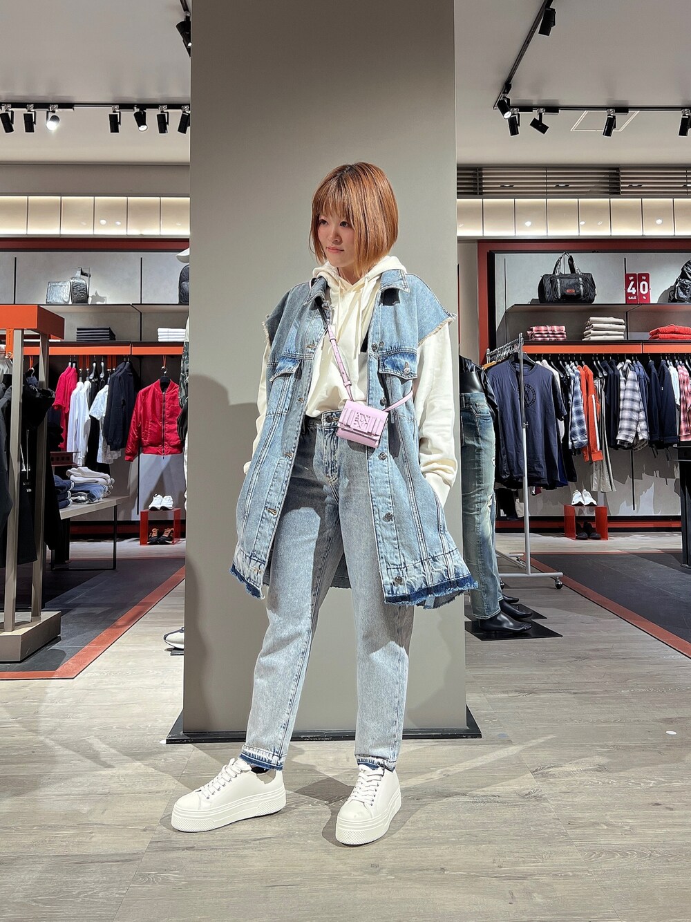 「AXchanger、AXchange、アルマーニエクスチェンジ、armani、armaniexchange、春、デニムセットアップ、男女兼用、ユニセックス、リラックスコーデ、パーカー、フーディー、スニーカー、オーバーサイズ、セブンパークアリオ柏」｜「ARMANI EXCHANGEの【A|X アルマーニ エクスチェンジ】ライトブルーデニムパンツ_J16 BOYFRIEND CROPPED（デニムパンツ、ブルー系）」を使った、HIROさん（レディース・150cm）の冬コーディネートの1枚目の写真