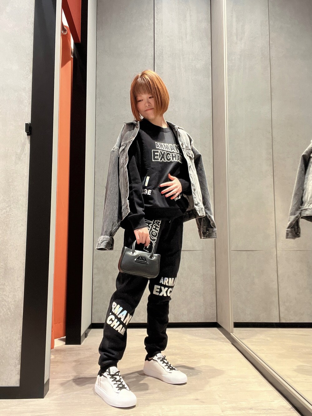 「AXchanger、AXchange、アルマーニエクスチェンジ、armani、armaniexchange、シンプルコーデ、リラックスコーデ、スウェットコーデ、スニーカー、ミニバッグ、大人コーデ、セットアップコーデ、低身長、セブンパークアリオ柏」｜「ARMANI EXCHANGEの【A|X アルマーニ エクスチェンジ】A|Xプレートロゴ　ミニショルダー/ハンドバッグ（ショルダーバッグ、ブラック系）」を使った、HIROさん（レディース・150cm）の冬コーディネートの1枚目の写真