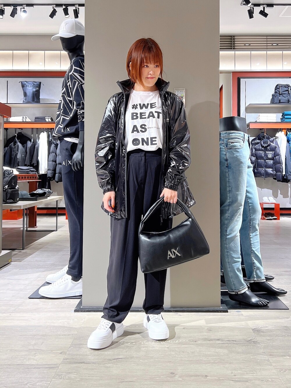 「AXchanger、AXchange、アルマーニエクスチェンジ、armani、armaniexchange、秋服まるっと大公開、オンライン限定、カジュアルコーデ、大人カジュアル、低身長、ブルゾンコーデ、秋服コーデ、パーカー、BAG、白スニーカー」｜「ARMANI EXCHANGEの【A|X アルマーニ エクスチェンジ】WE BEAT AS ONE　半袖クルーネックTシャツ/REGULAR（Tシャツ/カットソー、ホワイト系）」を使った、HIROさん（レディース・150cm）の秋コーディネートの1枚目の写真