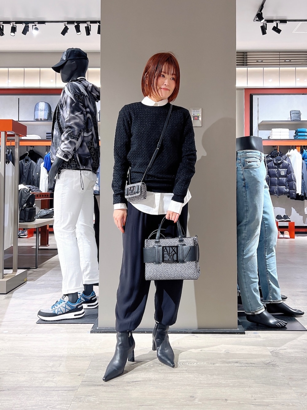 「AXchanger、AXchange、アルマーニエクスチェンジ、armani、armaniexchange、きれいめカジュアル、モノトーンスタイル、シンプルコーデ、大人コーデ、秋服、ショルダーバッグ、低身長コーデ、オフィスカジュアル、お仕事コーデ、おでかけコーデ」｜「ARMANI EXCHANGEの【A|X アルマーニ エクスチェンジ】AXロゴ　クルーネックニットプルオーバー（ニット/セーター、ブラック系）」を使った、HIROさん（レディース・150cm）の秋コーディネートの1枚目の写真
