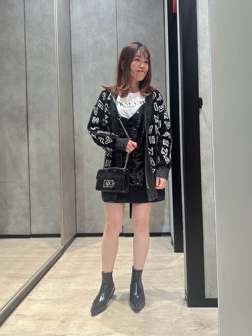 「AXchanger、AXchange、アルマーニエクスチェンジ、冬コーデ、秋冬コーデ、大人かわいい、あったかコーデ、お出かけコーデ、ニットコーデ、ラクチンコーデ、オトナ女子、大人可愛い、低身長女子、スカートコーデ、カジュアルガーリー」｜「ARMANI EXCHANGEの【A|X アルマーニ エクスチェンジ】＜オンライン限定＞スパンコールキャミソールデザイン　半袖クルーネックTシャツ/REGULAR（Tシャツ/カットソー、ホワイト系）」を使った、HIROさん（レディース・150cm）の冬コーディネートの1枚目の写真