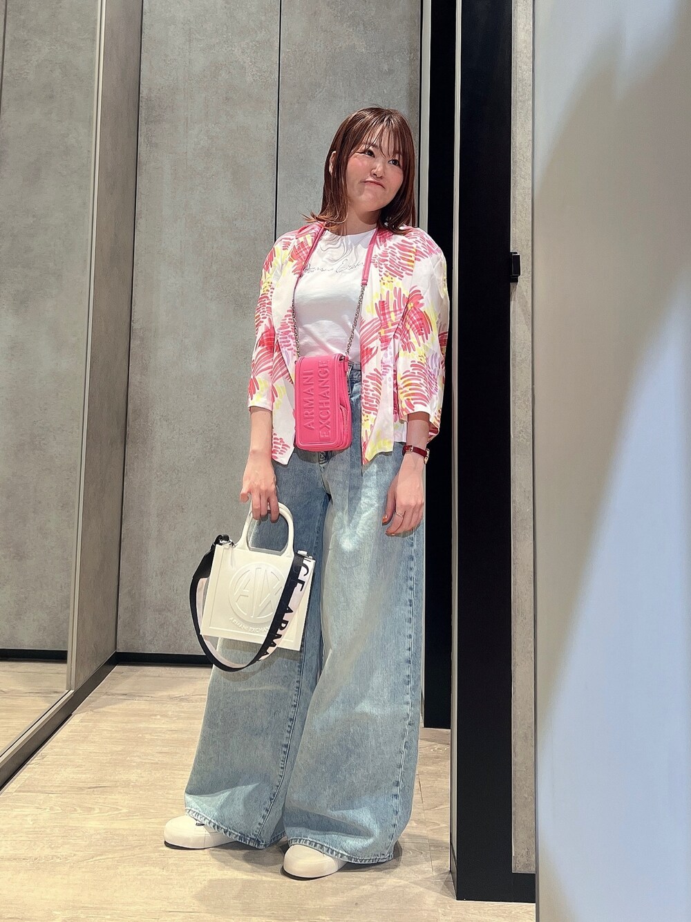 「AXchanger、AXchange、アルマーニエクスチェンジ、armani、armaniexchange、デニム、スニーカー、休日スタイル、低身長コーデ、春夏コーデ、ワイドパンツ、AXTシャツ、2024春夏新作Tシャツ、デートコーデ、パステルカラー」｜「ARMANI EXCHANGEの【A|X アルマーニ エクスチェンジ】ボックスロゴ　チェーンストラップ付き小物入れ/ポーチ（その他小物、ピンク系）」を使った、HIROさん（レディース・150cm）の春コーディネートの1枚目の写真