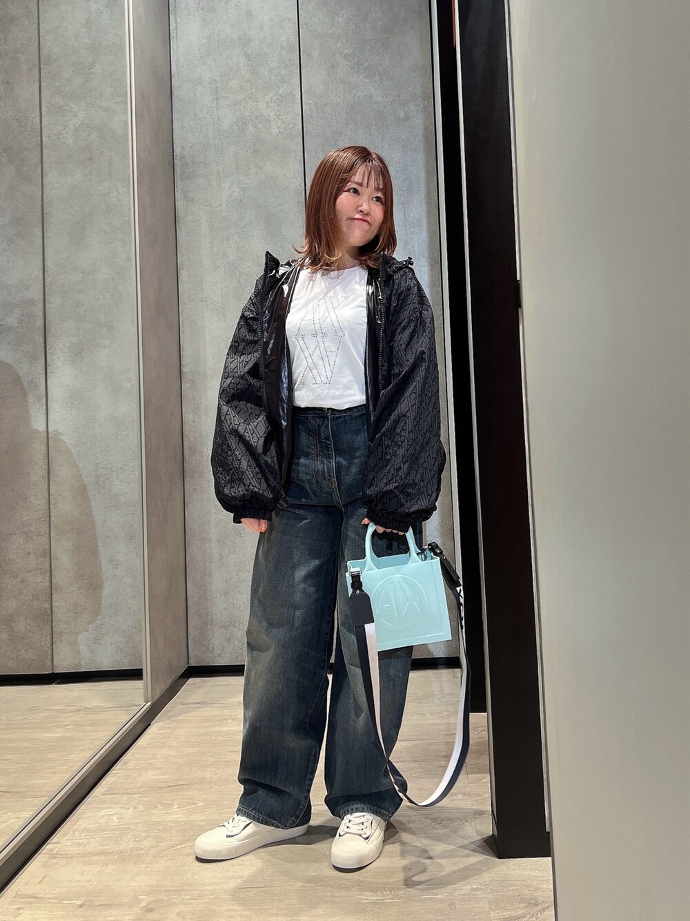 「AXchanger、AXchange、アルマーニエクスチェンジ、armani、armaniexchange、スニーカー、デニムパンツ、お出かけコーデ、ナイロンジャケット、オトナカジュアル、ラクチンコーデ、スポーツミックス、シンプルスタイル、ロンT、ラフコーデ」｜「ARMANI EXCHANGEの【A|X アルマーニ エクスチェンジ】バックモノグラムロゴ　デニムパンツ（デニムパンツ、ブルー系）」を使った、HIROさん（レディース・150cm）の夏コーディネートの1枚目の写真