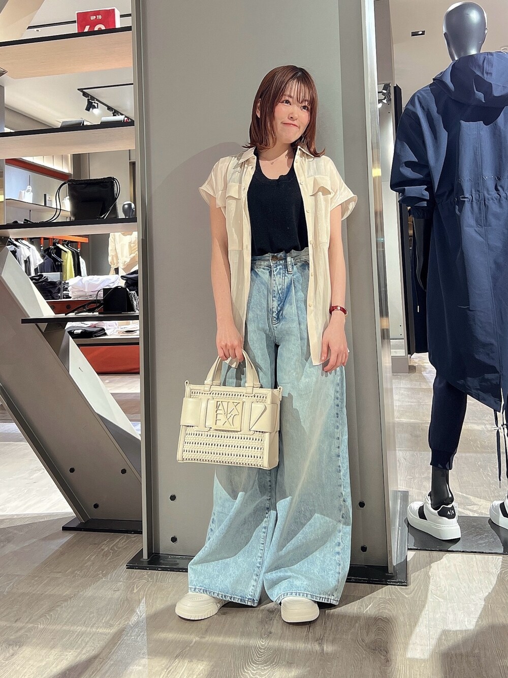 「AXchanger、AXchange、アルマーニエクスチェンジ、armani、armaniexchange、オンライン限定、休日スタイル、デニム、スニーカー、春コーデ、お出かけコーデ、春服コーデ、大人カジュアル、キレイめコーデ、ブラウス×デニム」｜「ARMANI EXCHANGEの【A|X アルマーニ エクスチェンジ】ライトブルーウォッシュ　デニムパンツ_J33 SUPER WIDE LEG（デニムパンツ、ブルー系）」を使った、HIROさん（レディース・150cm）の春コーディネートの1枚目の写真