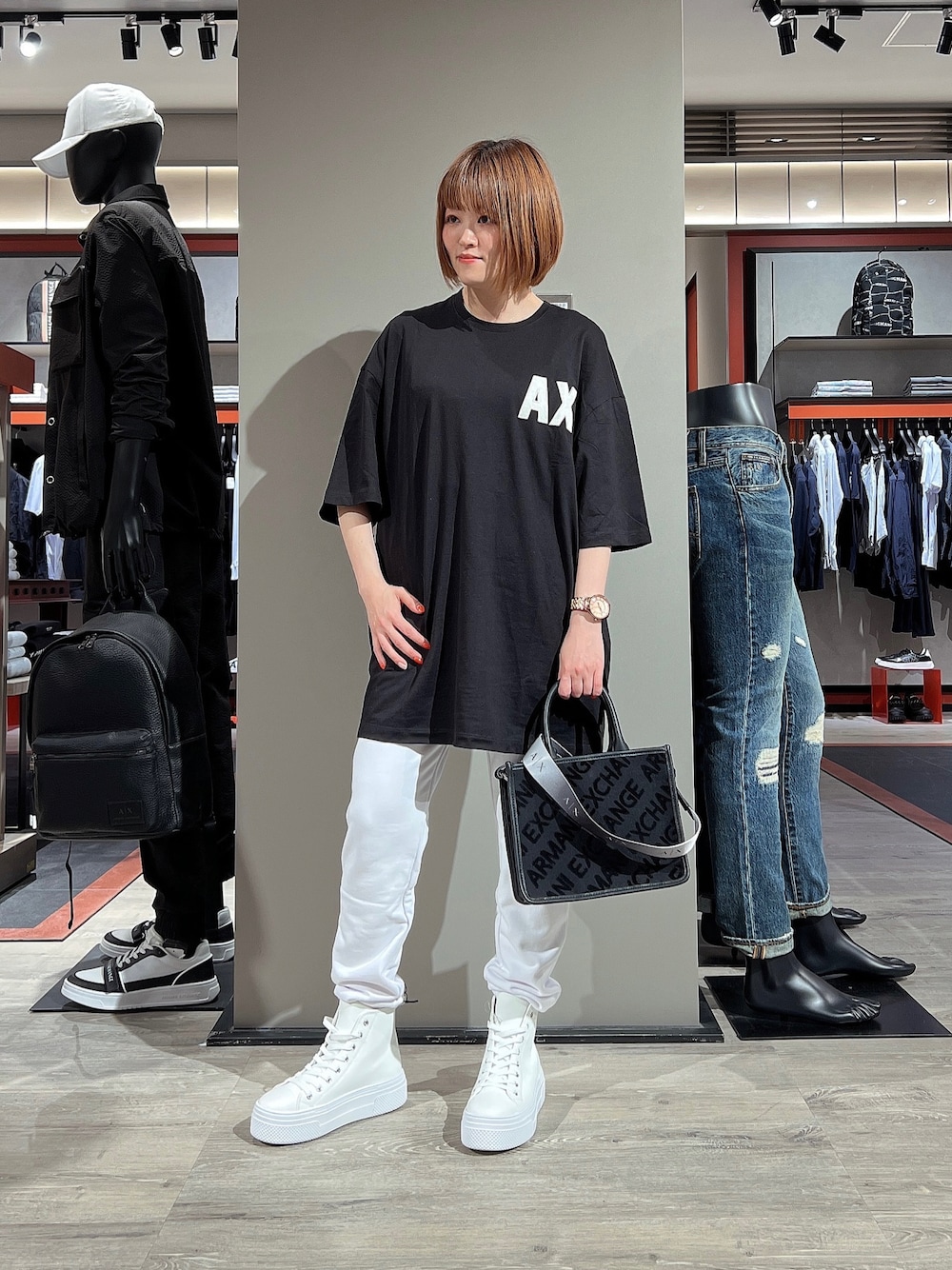 「AXchanger、AXchange、アルマーニエクスチェンジ、armani、armaniexchange、オーバーサイズ、ユニセックス、男女兼用、リラックススタイル、ゆったりコーデ、ゆるコーデ、ビッグシルエット、スウェットコーデ、ショルダーバッグ、ハイカットスニーカー」｜「ARMANI EXCHANGEの【A|X アルマーニ エクスチェンジ】AXロゴ 半袖クルーネックTシャツ (UNISEX CAPSULE)（Tシャツ/カットソー、ブラック系）」を使った、HIROさん（レディース・150cm）の春コーディネートの1枚目の写真