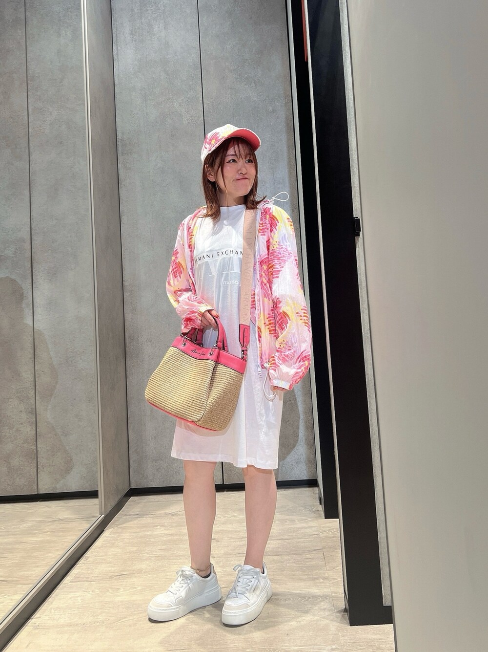 「AXchange、AXchanger、アルマーニエクスチェンジ、armani、armaniexchange、夏コーデ、さらっと晴れやかスナップ、お出かけコーデ、ワンピース、スニーカー、かごバッグ、ラフコーデ、休日スタイル、大人かわいい、カジュアル」｜「ARMANI EXCHANGEの【A|X アルマーニ エクスチェンジ】AXロゴ　半袖Tシャツワンピース（ワンピース、ホワイト系）」を使った、HIROさん（レディース・150cm）の夏コーディネートの1枚目の写真
