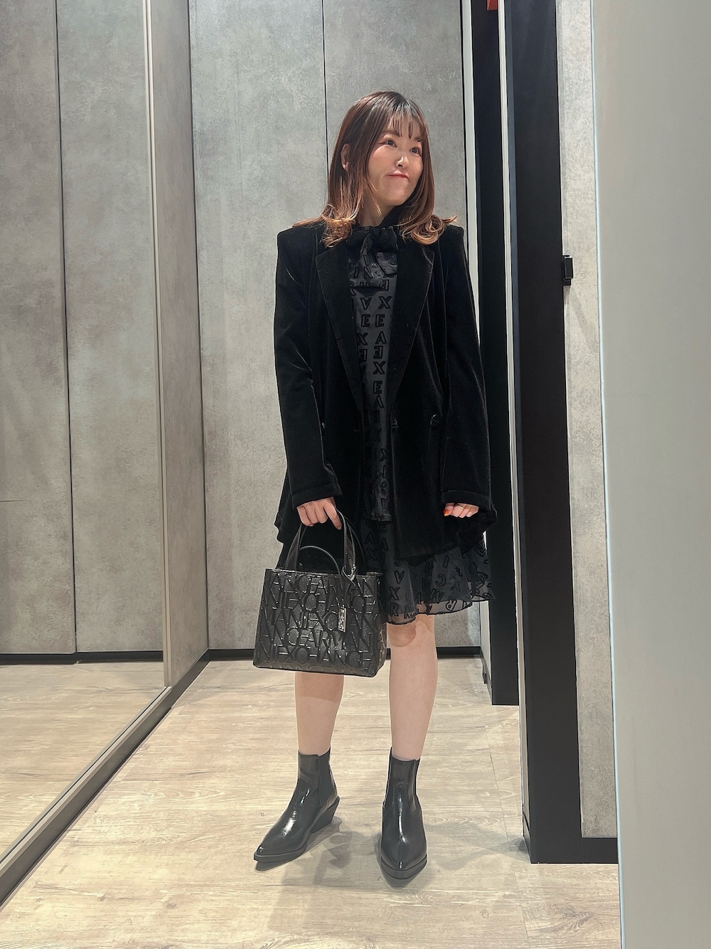 「AXchanger、AXchange、アルマーニエクスチェンジ、冬コーデ、クリスマスに着たい服、秋冬コーデ、大人かわいい、お出かけコーデ、オトナ女子、大人可愛い、低身長女子、キレイめコーデ、デートコーデ、ブーツスタイル、ワンピース」｜「ARMANI EXCHANGEの【A|X アルマーニ エクスチェンジ】オールオーバーエンボスロゴ　ミニハンドバッグ（ハンドバッグ、ブラック系）」を使った、HIROさん（レディース・150cm）の冬コーディネートの1枚目の写真