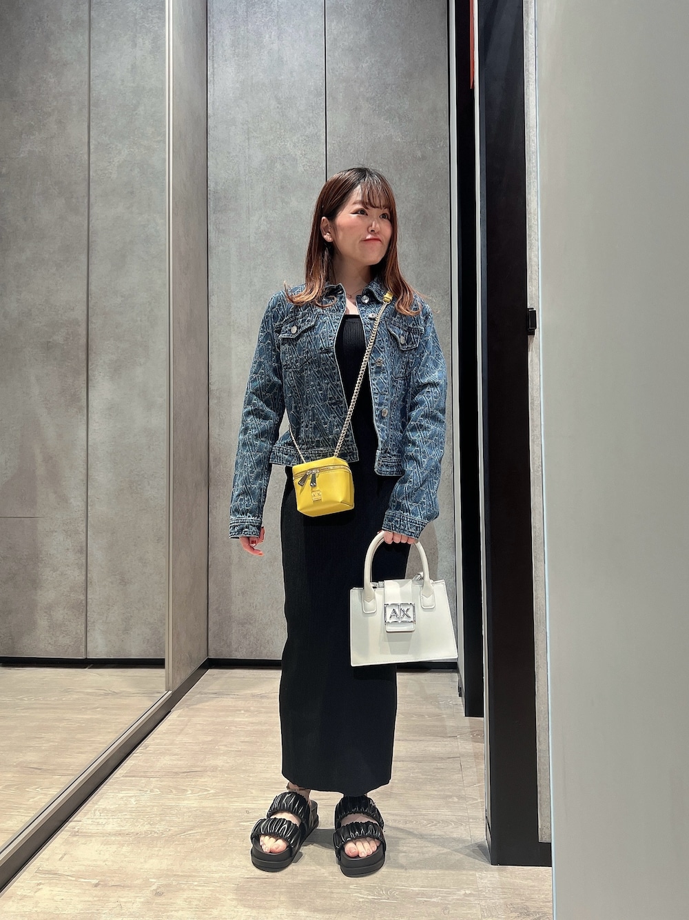 「AXchanger、AXchange、アルマーニエクスチェンジ、armani、armaniexchange、春コーデ、春めき満開コーデ、おでかけコーデ、春カラー、オトナカジュアル、春服コーデ、大人コーデ、イエロー、デニムジャケット、サンダル」｜「ARMANI EXCHANGEの【A|X アルマーニ エクスチェンジ】AXロゴ　ミニショルダーバッグ（ショルダーバッグ、イエロー系）」を使った、HIROさん（レディース・150cm）の春コーディネートの1枚目の写真