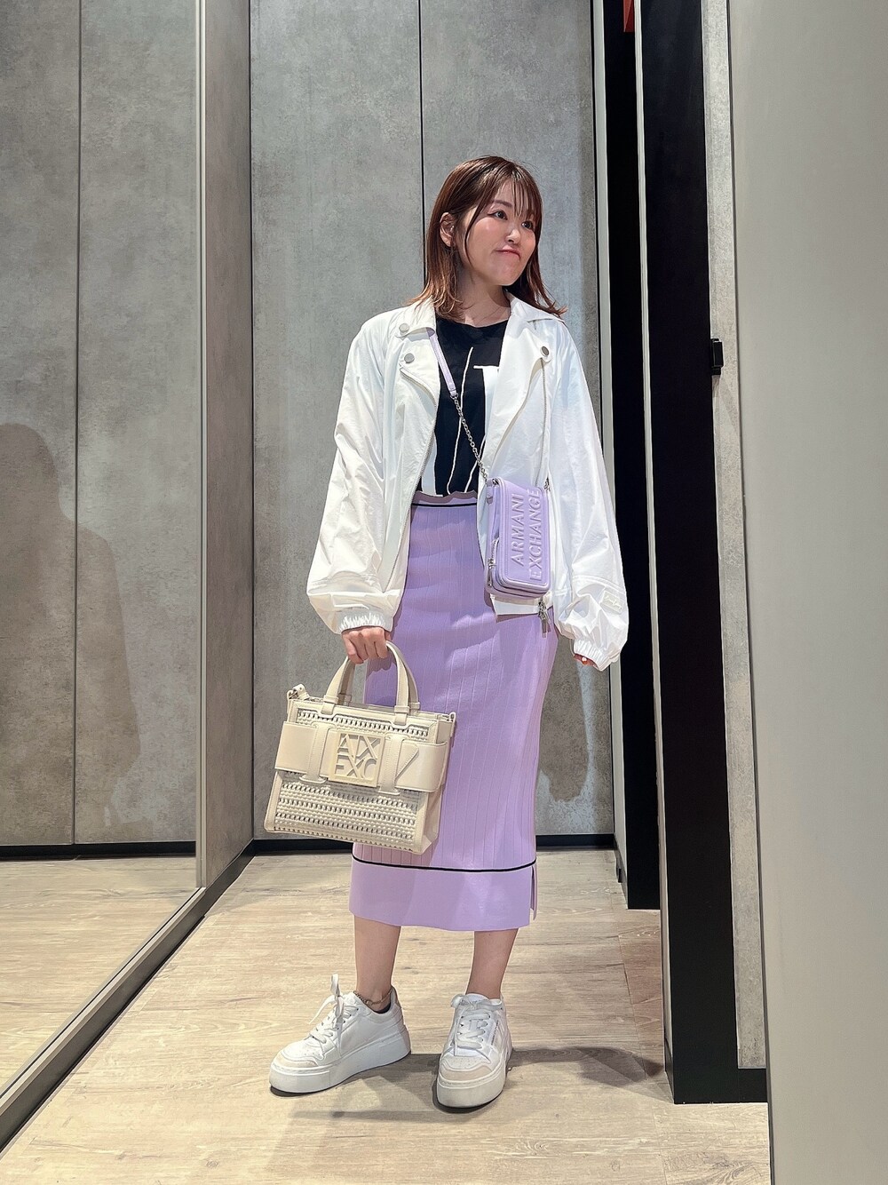 「AXchanger、AXchange、アルマーニエクスチェンジ、armani、armaniexchange、さらっと晴れやかスナップ、お出かけコーデ、ロゴT、スニーカー、キレイめ、大人ガーリー、雨の日コーデ、オトナカジュアル、休日スタイル、タイトスカート」｜「ARMANI EXCHANGEの【A|X アルマーニ エクスチェンジ】BOXロゴバックル　メッシュミニハンドバッグ（ハンドバッグ、ホワイト系）」を使った、HIROさん（レディース・150cm）の夏コーディネートの1枚目の写真