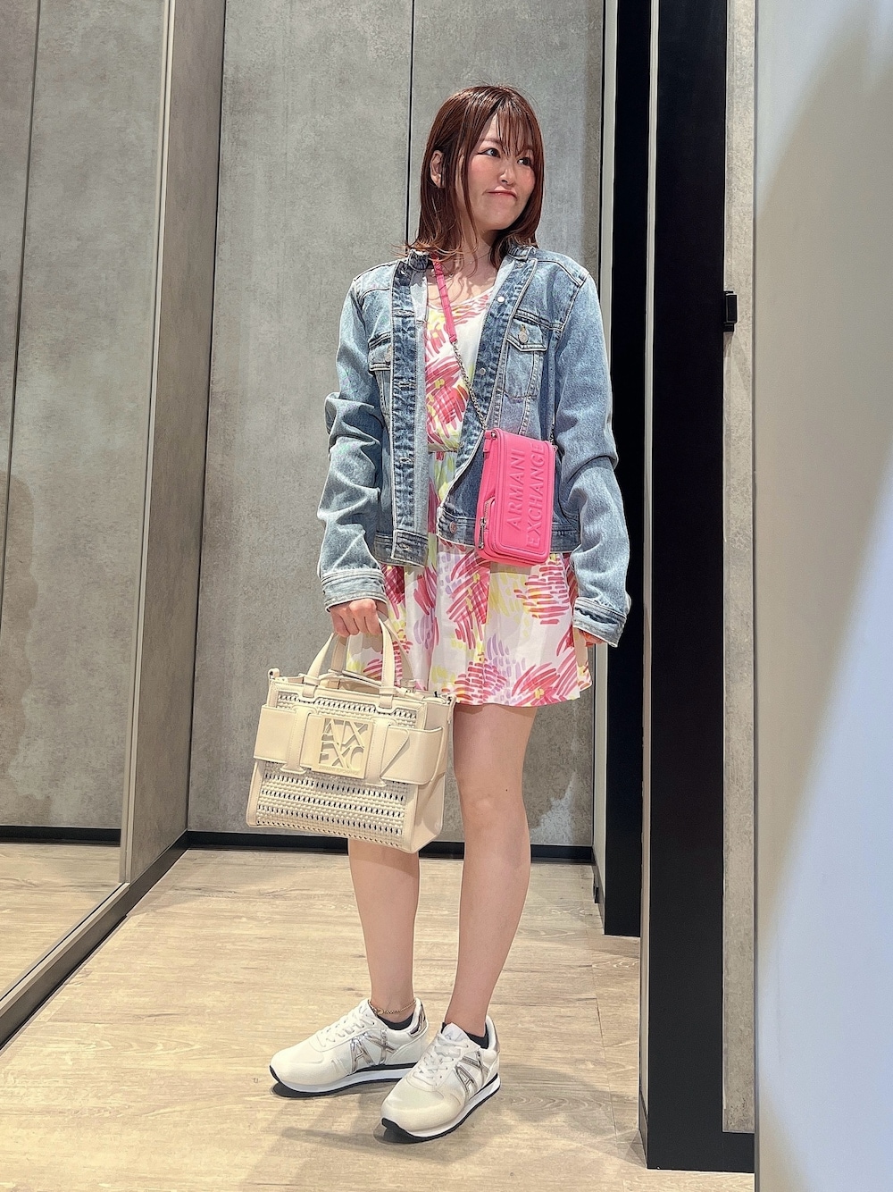「AXchanger、AXchange、アルマーニエクスチェンジ、armani、armaniexchange、デートコーデ、デニム、スニーカー、低身長コーデ、オールインワンコーデ、ショートパンツ、休日スタイル、大人かわいい、おでかけコーデ、パステルカラー」｜「ARMANI EXCHANGEの【A|X アルマーニ エクスチェンジ】ボックスロゴ　チェーンストラップ付き小物入れ/ポーチ（その他小物、ピンク系）」を使った、HIROさん（レディース・150cm）の春コーディネートの1枚目の写真