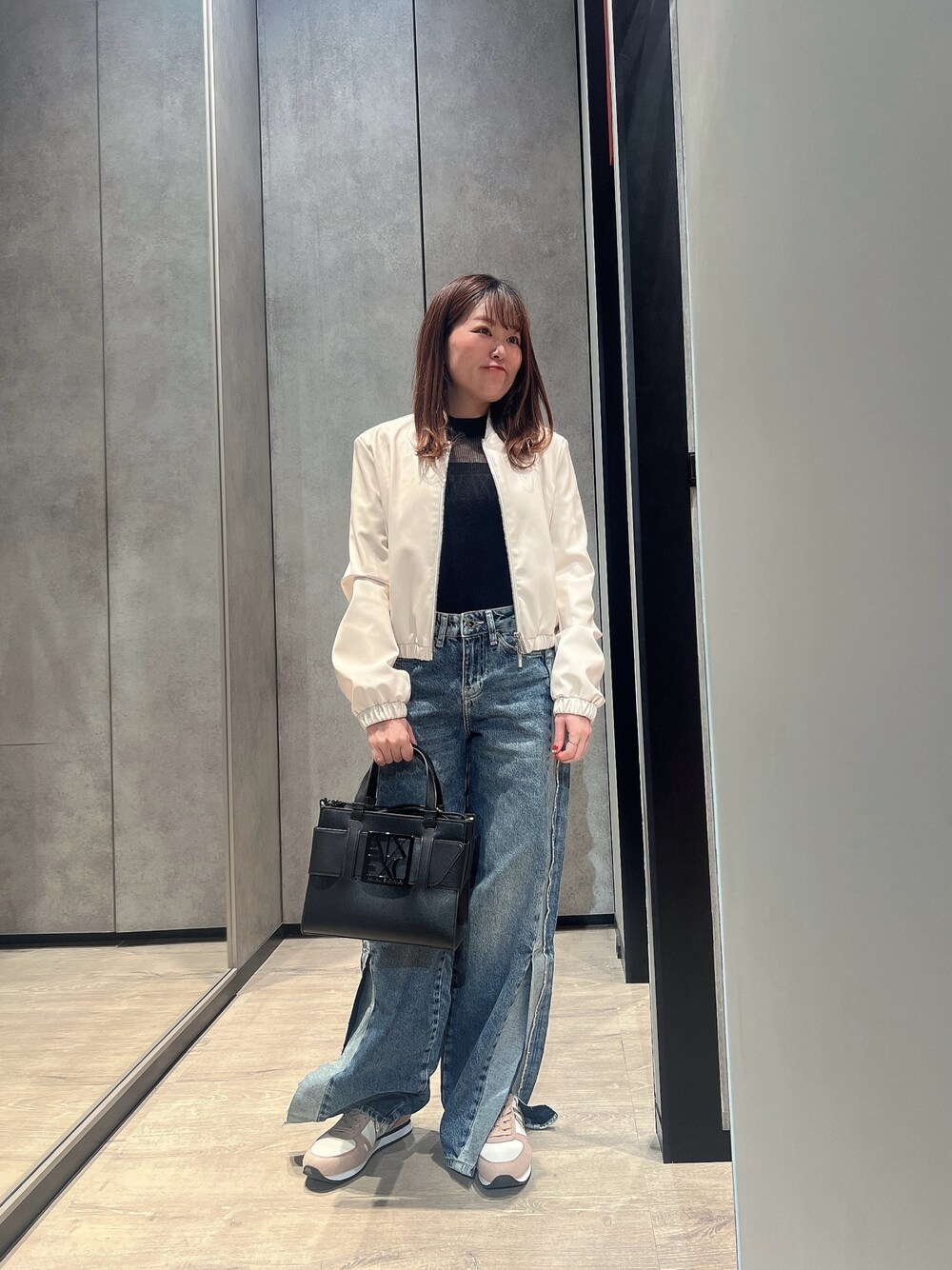 「AXchanger、AXchange、アルマーニエクスチェンジ、armani、armaniexchange、春めき満開コーデ、休日スタイル、デートコーデ、スニーカー、お出かけコーデ、大人カジュアル、春カラー、パンツスタイル、低身長女子、オトナカジュアル」｜「ARMANI EXCHANGEの【A|X アルマーニ エクスチェンジ】オールオーバーロゴ　ノースリーブニットトップ（ニット/セーター、ブラック系）」を使った、HIROさん（レディース・150cm）の春コーディネートの1枚目の写真