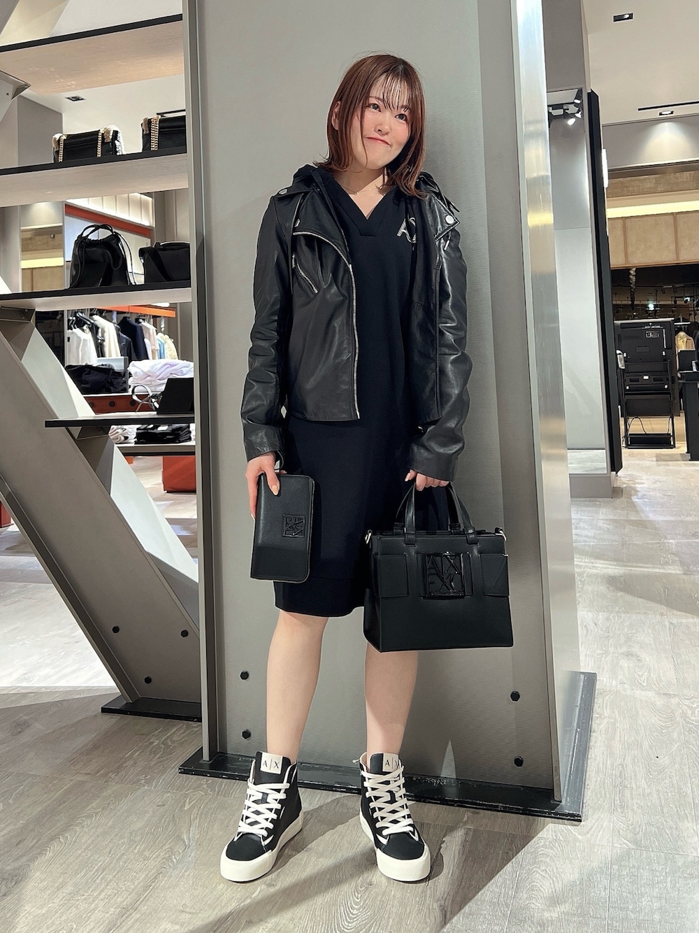 「AXchanger、AXchange、アルマーニエクスチェンジ、armani、armaniexchange、スポーツミックス、レザージャケット、休日スタイル、モノトーン、スニーカー、お財布、ストリート、春アウター、大人かわいい、オールブラック」｜「ARMANI EXCHANGEの【A|X アルマーニ エクスチェンジ】BOXロゴバックル　ジップアラウンドウォレット（財布、ブラック系）」を使った、HIROさん（レディース・150cm）の冬コーディネートの1枚目の写真
