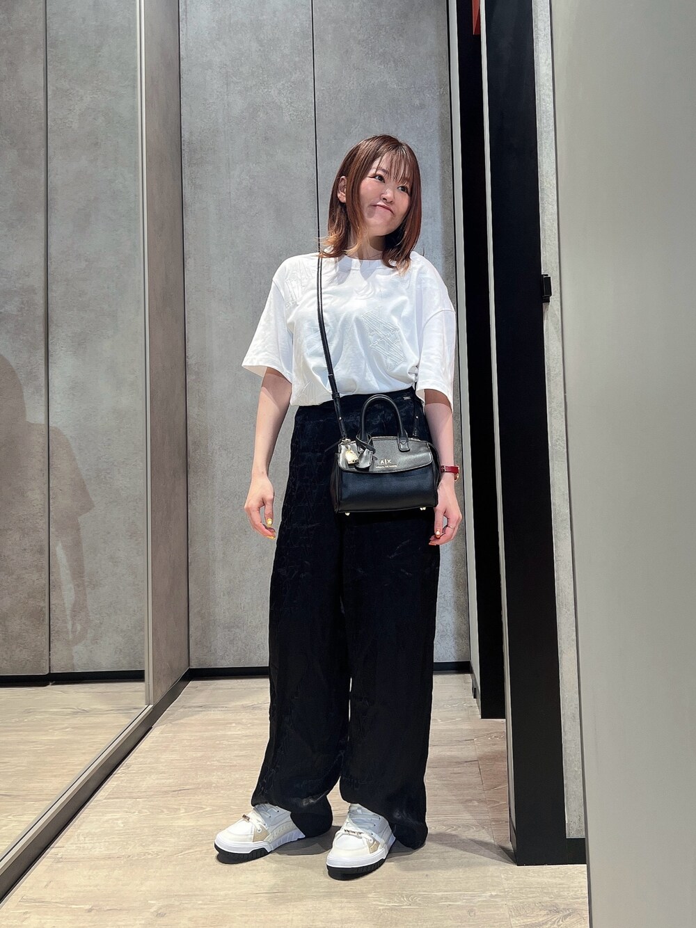 「AXchanger、AXchange、アルマーニエクスチェンジ、armani、armaniexchange、お出かけコーデ、スニーカー、シンプル、白Tシャツ、大人カジュアルコーデ、モノトーンコーデ、パンツコーデ、ootd、オトナ女子、オンライン限定」｜「ARMANI EXCHANGEの【A|X アルマーニ エクスチェンジ】パターンロゴ　半袖クルーネックTシャツ/CROPPED（Tシャツ/カットソー、ホワイト系）」を使った、HIROさん（レディース・150cm）の夏コーディネートの1枚目の写真