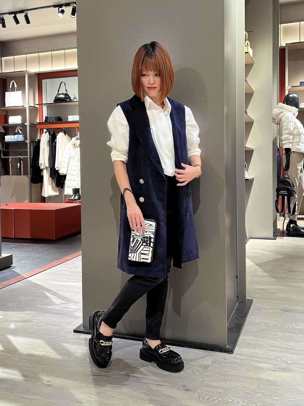 「AXchanger、AXchange、アルマーニエクスチェンジ、armani、秋コーデ、きれいめカジュアル、低身長、ベスト、ロングジレ、シャツ、ウォレット」｜「ARMANI EXCHANGEの【A|X アルマーニ エクスチェンジ】ダブルボタン　コーデュロイノースリーブジャケット/ロングジレ（ベスト、ブルー系）」を使った、HIROさん（レディース・150cm）の秋コーディネートの1枚目の写真