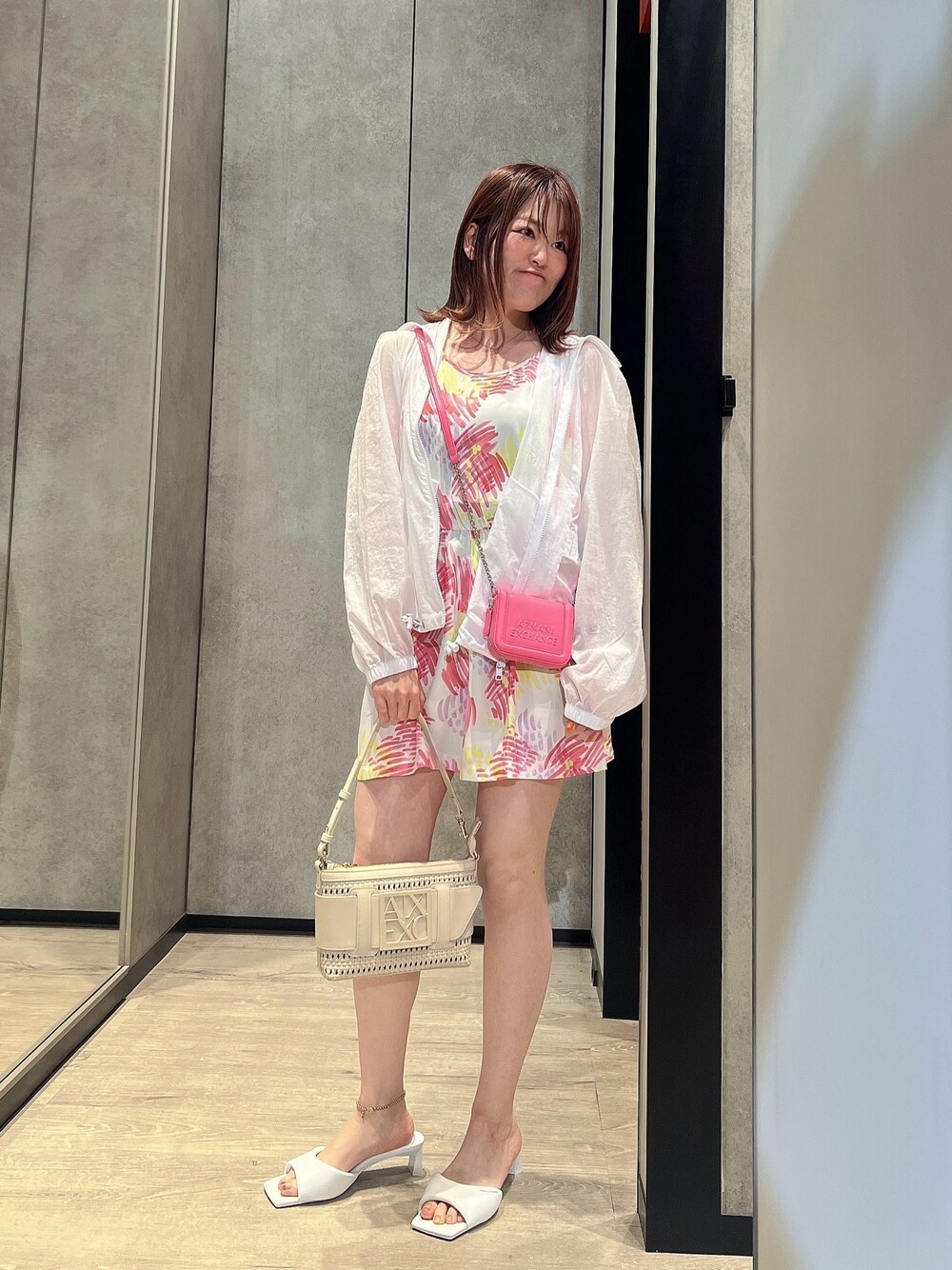 「AXchanger、AXchange、アルマーニエクスチェンジ、armani、armaniexchange、デートコーデ、夏コーデ、休日スタイル、低身長コーデ、ショートパンツ、オールインワン、大人かわいい、サマースタイル、ピンク、ゆるコーデ」｜「ARMANI EXCHANGEの【A|X アルマーニ エクスチェンジ】ボックスロゴ　チェーン付きミニウォレット（財布、ピンク系）」を使った、HIROさん（レディース・150cm）の春コーディネートの1枚目の写真