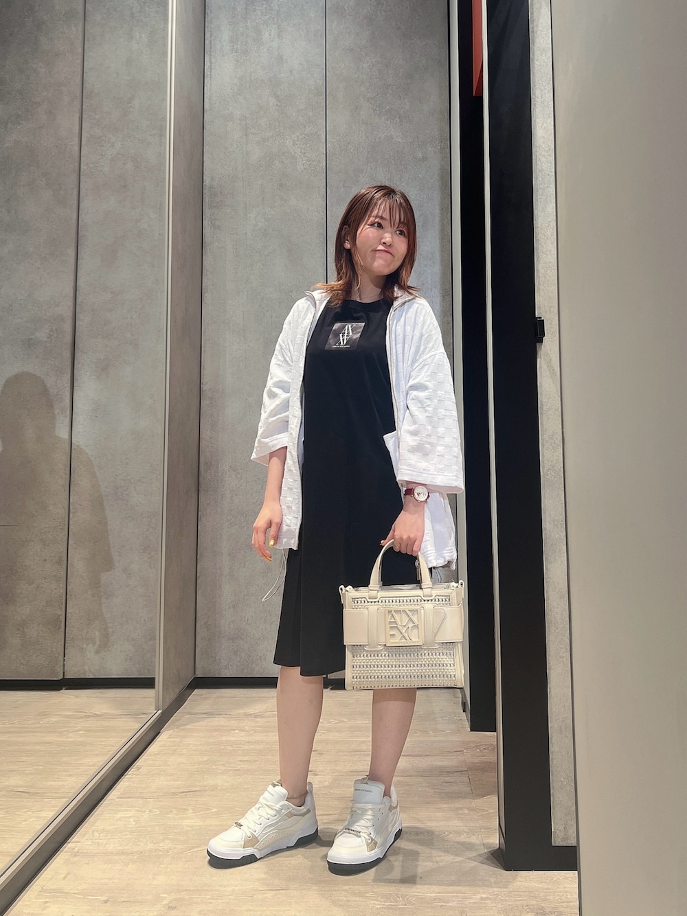 「AXchanger、AXchange、アルマーニエクスチェンジ、armani、armaniexchange、フェススタイル、テーマパークコーデ、お出かけコーデ、夏コーデ、スニーカー、ワンピース、シンプル、ootd、カジュアルスタイル、オンライン限定」｜「ARMANI EXCHANGEの【A|X アルマーニ エクスチェンジ】BOXロゴバックル　メッシュミニハンドバッグ（ハンドバッグ、ホワイト系）」を使った、HIROさん（レディース・150cm）の夏コーディネートの1枚目の写真