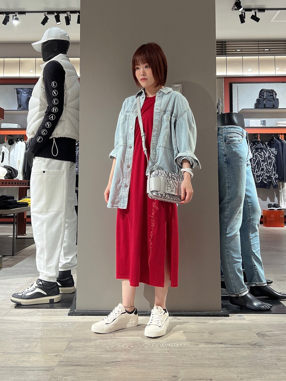 「AXchanger、AXchange、アルマーニエクスチェンジ、armani、armaniexchange、着回しコーデ、デニムシャツワンピース、ゆるコーデ、23AW秋の新作、ラフコーデ、シャツワンピース、ショルダーバッグ、低身長、白スニーカー、リラックススタイル」｜「ARMANI EXCHANGEの【A|X アルマーニ エクスチェンジ】オールオーバーロゴ　デニムシャツ（シャツ/ブラウス、ブルー系）」を使った、HIROさん（レディース・150cm）の秋コーディネートの1枚目の写真