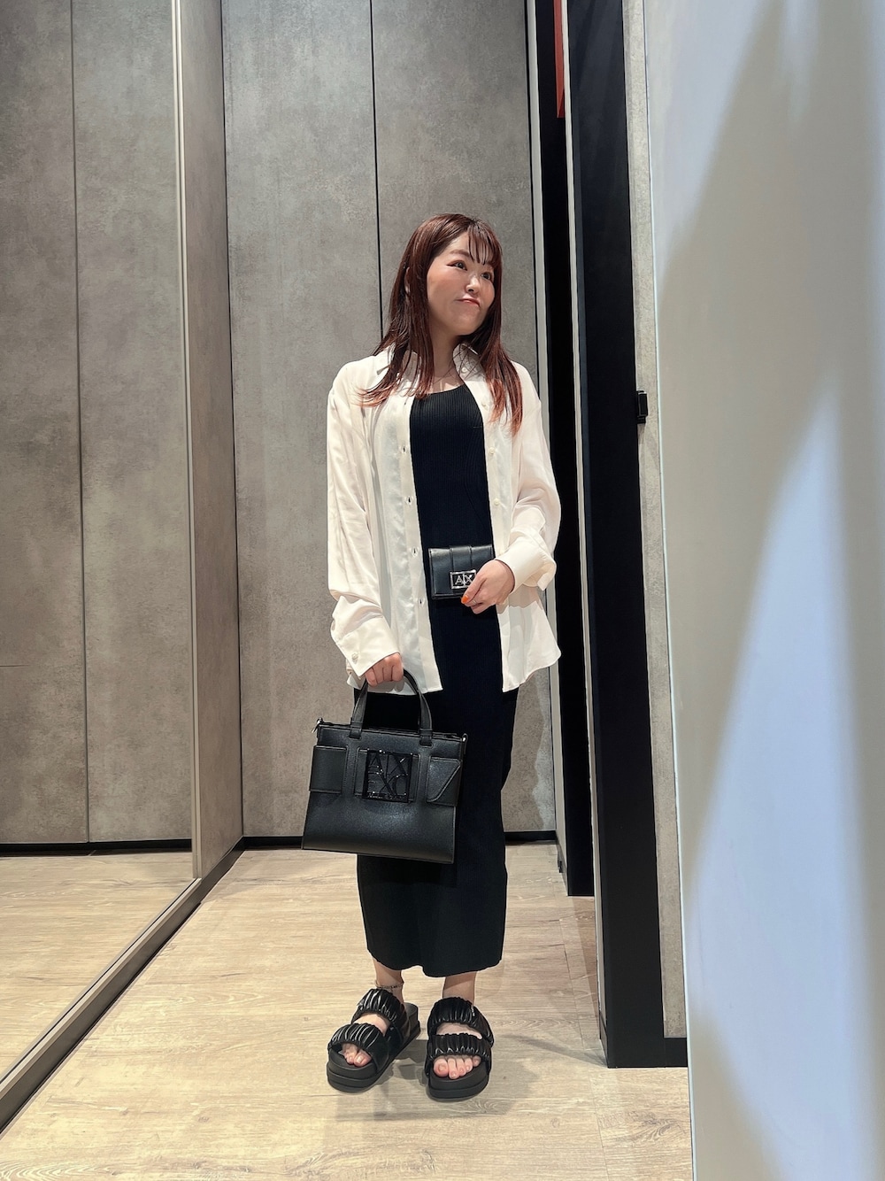 「AXchanger、AXchange、アルマーニエクスチェンジ、armani、armaniexchange、夏ルックで気分アップ、厚底サンダル、テーマパークコーデ、シンプルコーデ、きれいめカジュアル、夏コーデ、お出かけコーデ、大人カジュアルコーデ、ラクチンコーデ、おでかけ服」｜「ARMANI EXCHANGEの【A|X アルマーニ エクスチェンジ】ビスコースサテン ブラウス（シャツ/ブラウス、ホワイト系）」を使った、HIROさん（レディース・150cm）の夏コーディネートの1枚目の写真