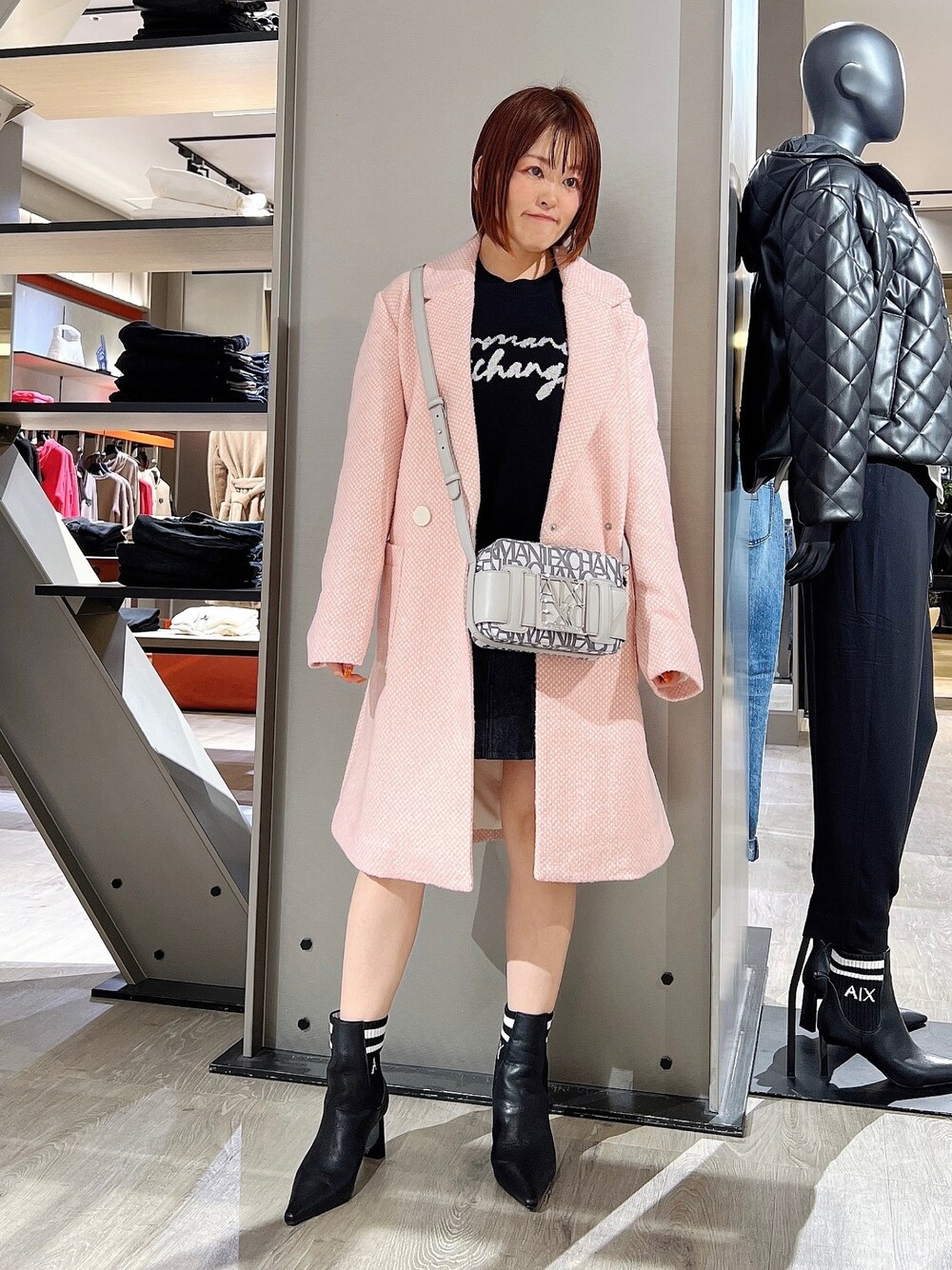 「AXchanger、AXchange、アルマーニエクスチェンジ、armani、armaniexchange、着回しコーデ、コートスタイル、ショルダーバッグ、ニット、デニムスカート、大人かわいい、フェミニンスタイル、お出かけコーデ、きれいめコーディネート、キレイめカジュアル」｜「ARMANI EXCHANGEの【A|X アルマーニ エクスチェンジ】A|Xロゴ　ソックスブーツ（ブーツ、ブラック系）」を使った、HIROさん（レディース・150cm）の秋コーディネートの1枚目の写真