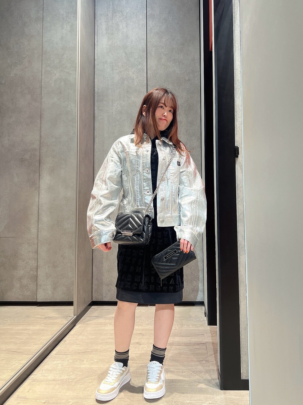 「AXchanger、AXchange、アルマーニエクスチェンジ、armani、armaniexchange、休日スタイル、春先取り、初春コーデ、大人コーデ、カジュアルスタイル、大人可愛い、デート、大人ガーリー、メタリック、デニムジャケット」｜「ARMANI EXCHANGEの【A|X アルマーニ エクスチェンジ】キルティング　チェーンミニショルダーバッグ（ショルダーバッグ、ブラック系）」を使った、HIROさん（レディース・150cm）の冬コーディネートの1枚目の写真