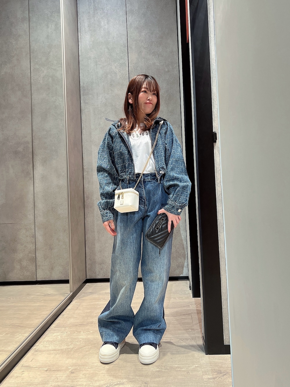 「AXchanger、AXchange、アルマーニエクスチェンジ、armani、armaniexchange、カジュアルスタイル、春カラー、おでかけコーデ、ラクチンコーデ、休日スタイル、オトナ女子、春夏コーデ、ブルーコーデ、女子会コーデ、セットアップスタイル」｜「ARMANI EXCHANGEの【A|X アルマーニ エクスチェンジ】AXロゴ　ミニショルダーバッグ（ショルダーバッグ、ピンク系）」を使った、HIROさん（レディース・150cm）の春コーディネートの1枚目の写真