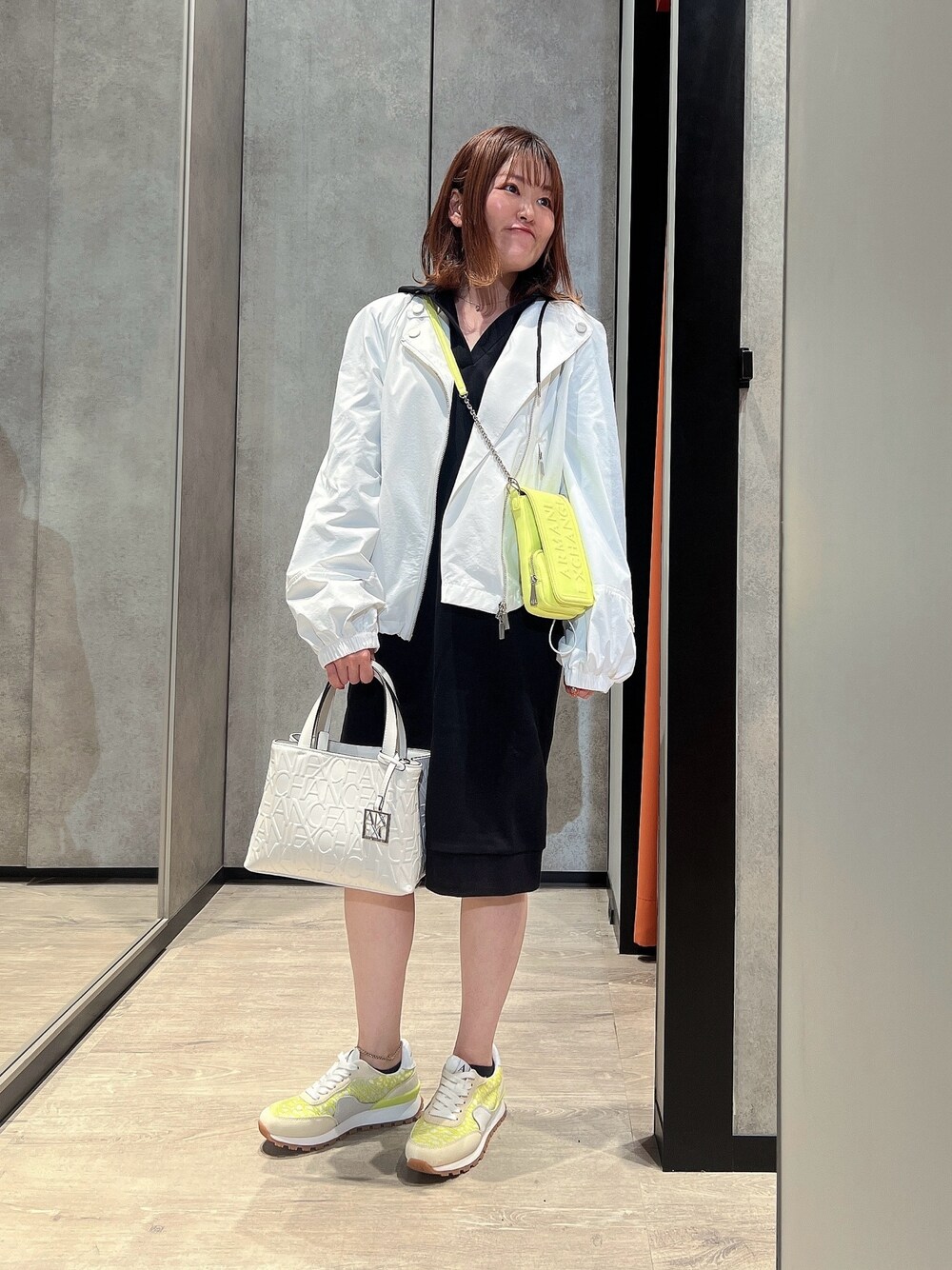 「AXchanger、AXchange、アルマーニエクスチェンジ、armani、armaniexchange、雨の日コーデ、ワンピース、スニーカー、ショルダーバッグ、韓国ファッション、オトナガーリー、今日のコーデ、スウェットワンピース、カジュアルコーデ、ラフスタイル」｜「ARMANI EXCHANGEの【A|Xアルマーニ エクスチェンジ】オールオーバーエンボスロゴ　ミニトートバッグ（マット）（ハンドバッグ、ホワイト系）」を使った、HIROさん（レディース・150cm）の夏コーディネートの1枚目の写真