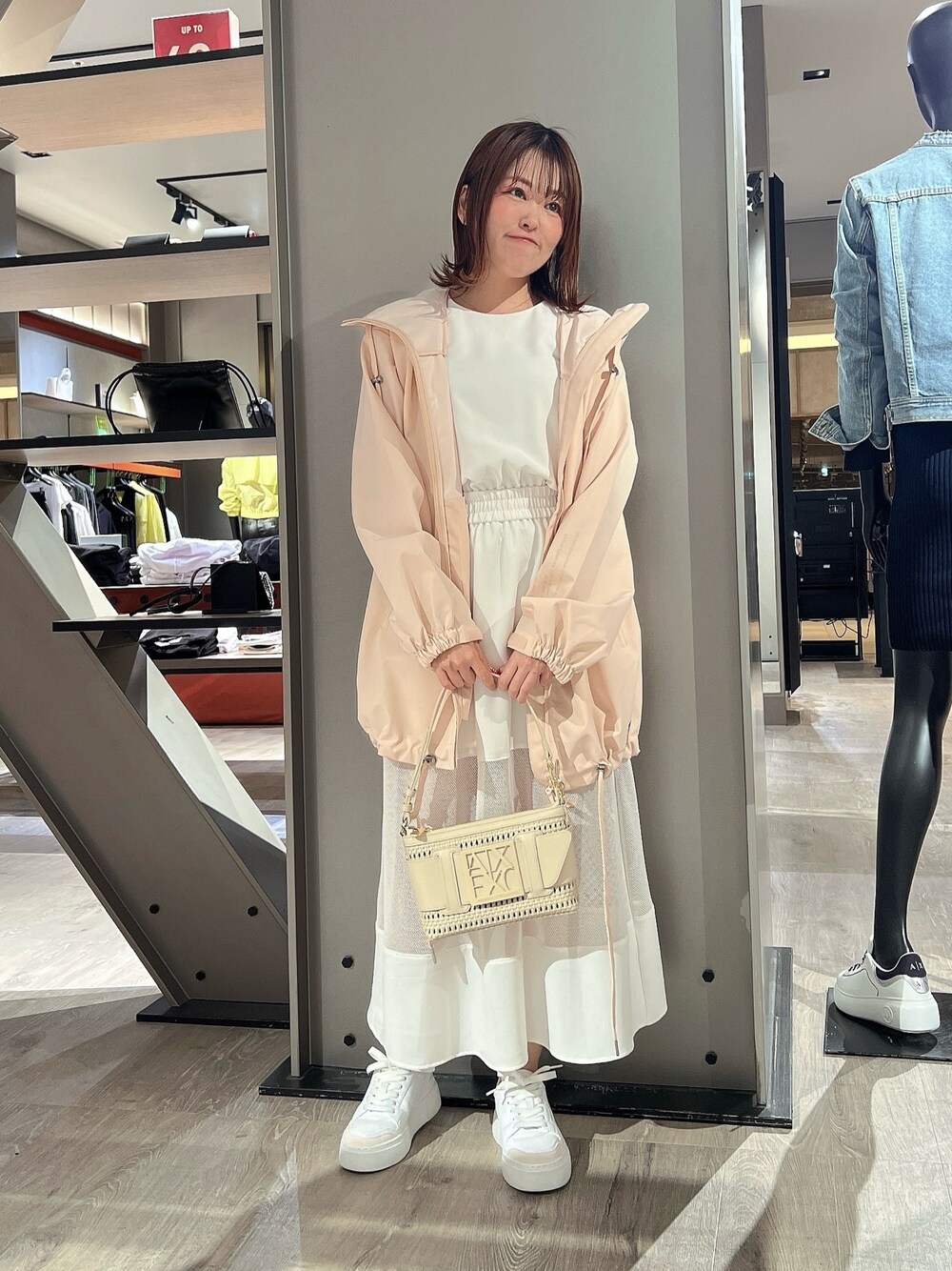 「AXchanger、AXchange、アルマーニエクスチェンジ、armani、armaniexchange、春のおしゃ見えテクニック、春アウター、春コーデ、春服みてみて、パステルカラー、お出かけコーデ、オトナカジュアル、ワンピース×スニーカー、大人かわいい、デートコーデ」｜「ARMANI EXCHANGEの【A|X アルマーニ エクスチェンジ】バッカブル　マウンテンパーカー（マウンテンパーカー、ピンク系）」を使った、HIROさん（レディース・150cm）の春コーディネートの1枚目の写真
