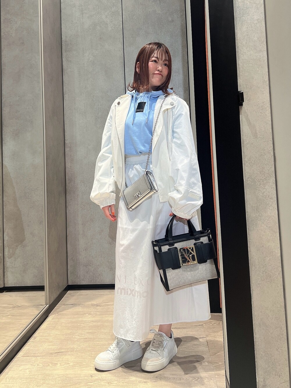 「AXchanger、AXchange、アルマーニエクスチェンジ、armani、armaniexchange、大人カジュアル、春色、休日スタイル、ストリート、お出かけコーデ、春服、春アウター、ロングスカート、淡色コーデ、スニーカー」｜「ARMANI EXCHANGEの【A|X アルマーニ エクスチェンジ】AXロゴ　チェーン付き長財布（財布、シルバー系）」を使った、HIROさん（レディース・150cm）の春コーディネートの1枚目の写真