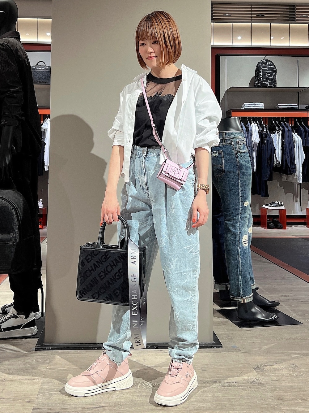 「AXchanger、AXchange、アルマーニエクスチェンジ、armani、armaniexchange、春コーデ、ブラウス×デニム、レイヤードスタイル、シアートップス、ピンク、ショルダーバッグ、ピンクスニーカー、低身長、白シャツ×デニム、シースルートップス」｜「ARMANI EXCHANGEの【A|X アルマーニ エクスチェンジ】ボリュームソール　レースアップスニーカー（スニーカー、ピンク系）」を使った、HIROさん（レディース・150cm）の春コーディネートの1枚目の写真