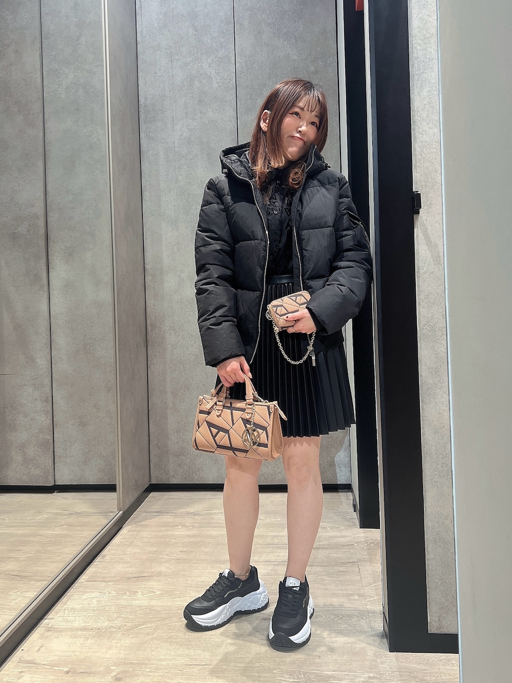 「AXchanger、AXchange、アルマーニエクスチェンジ、armani、armaniexchange、冬アウター、ショルダーバッグ、冬コーデ、スニーカー、お出かけコーデ、モノトーン、テーマパークコーデ、オトナ女子、大人可愛い、低身長女子」｜「ARMANI EXCHANGEの【A|X アルマーニ エクスチェンジ】モノグラムロゴ　ミニバッグ（ハンドバッグ、ブラウン系）」を使った、HIROさん（レディース・150cm）の秋コーディネートの1枚目の写真