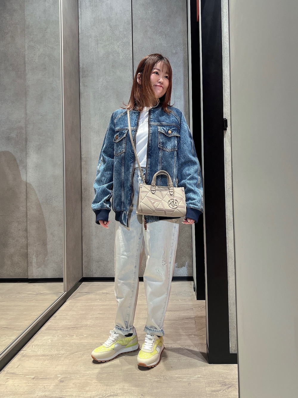 「AXchange、AXchanger、アルマーニエクスチェンジ、armani、armaniexchange、お出かけコーデ、デニム、秋服準備はじめました、楽チンコーデ、休日スタイル、旅行コーデ、Tシャツ/カットソー、大人かわいい、シンプル、メンスライク」｜「ARMANI EXCHANGEの【A|X アルマーニ エクスチェンジ】モノグラムロゴ　ミニバッグ（ハンドバッグ、ベージュ系）」を使った、HIROさん（レディース・150cm）の夏コーディネートの1枚目の写真