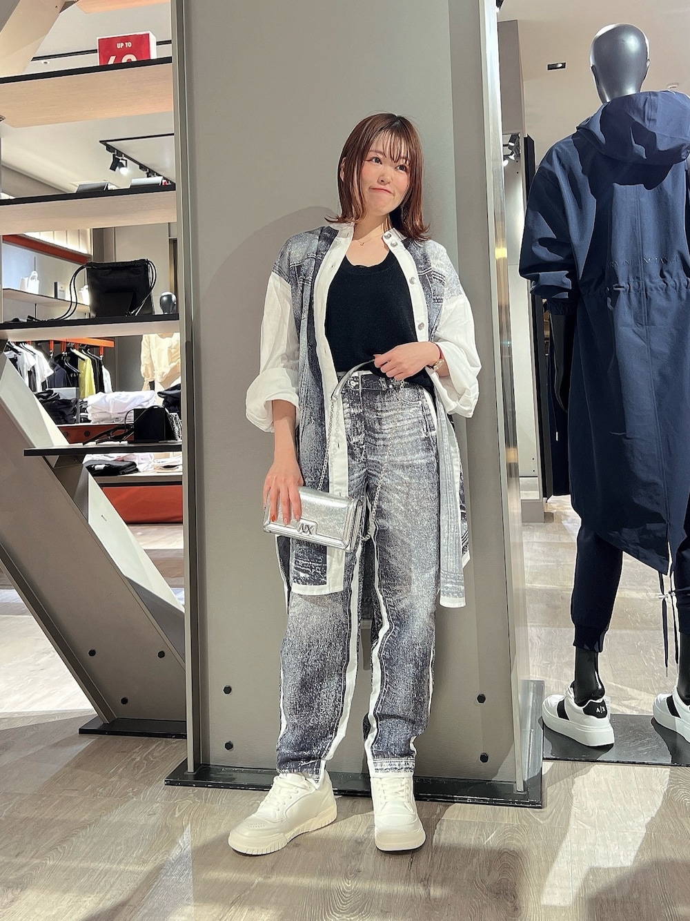 「AXchanger、AXchange、アルマーニエクスチェンジ、armani、armaniexchange、オンライン限定、モノトーン、スニーカー、セットアップ、ストリート、春服コーデ、プリント、メンズライク、カジュアルコーデ、かっこいい系」｜「ARMANI EXCHANGEの【A|X アルマーニ エクスチェンジ】AXロゴ　チェーン付き長財布（財布、シルバー系）」を使った、HIROさん（レディース・150cm）の春コーディネートの1枚目の写真