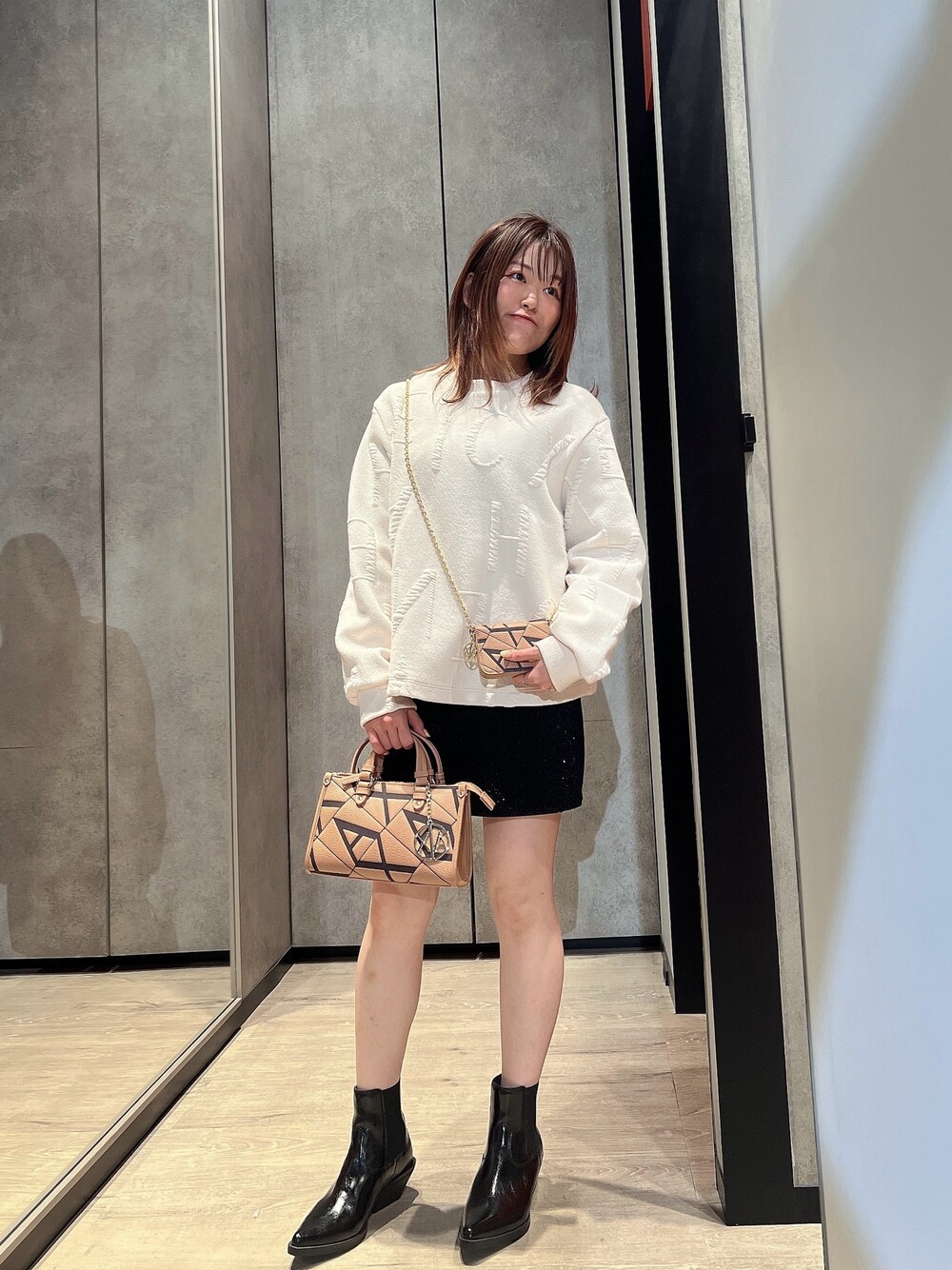「AXchange、AXchanger、アルマーニエクスチェンジ、armani、armaniexchange、秋っぽコーデ更新中、休日スタイル、秋コーデ、デートコーデ、スカートスタイル、ショルダーバッグ、ミニバッグ、女子会コーデ、カジュアルコーデ、きれいめカジュアル」｜「ARMANI EXCHANGEの【A|X アルマーニ エクスチェンジ】オールオーバーロゴ　クルーネックスウェットプルオーバー（スウェット、ピンク系）」を使った、HIROさん（レディース・150cm）の秋コーディネートの1枚目の写真