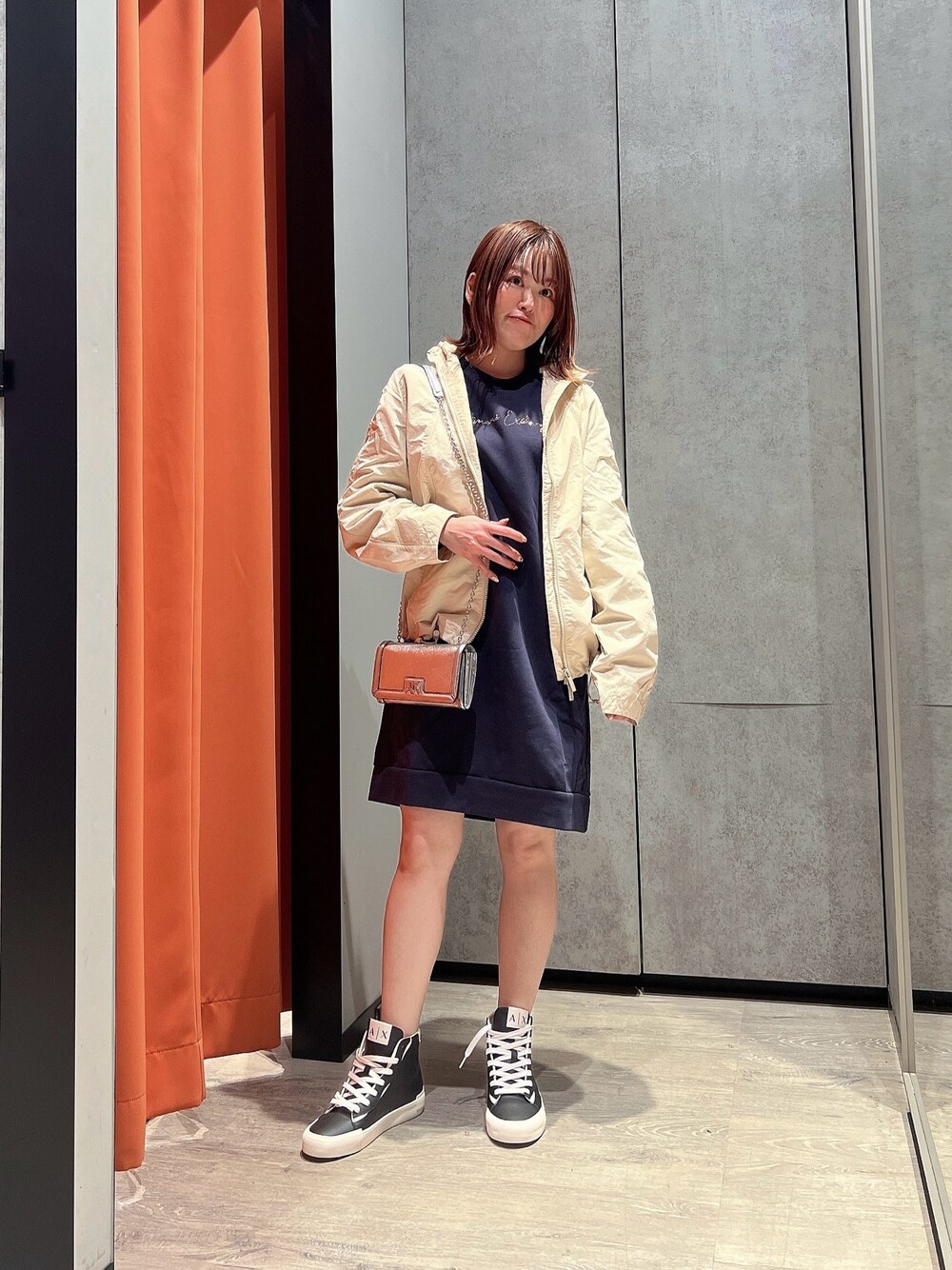 「AXchanger、AXchange、アルマーニエクスチェンジ、armani、armaniexchange、スポーツミックス、ストリート、スウェットワンピース、ナイロンジャケット、春色、休日スタイル、春アウター、スニーカー、オトナカジュアル、ワンピース×スニーカー」｜「ARMANI EXCHANGEの【A|X アルマーニ エクスチェンジ】フーデッドナイロンジャケット（ナイロンジャケット、ベージュ系）」を使った、HIROさん（レディース・150cm）の冬コーディネートの1枚目の写真