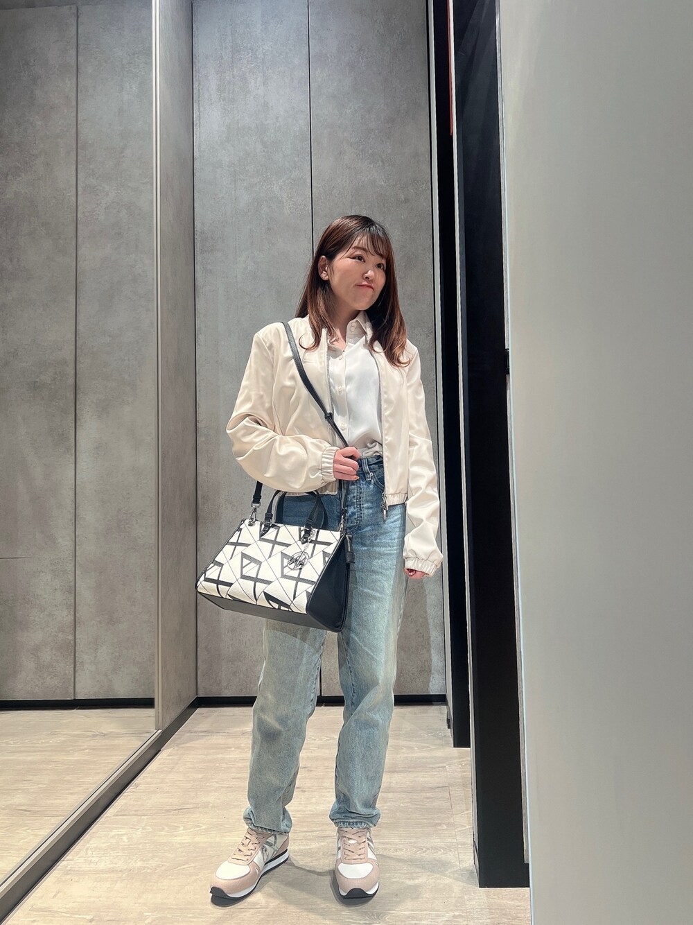 「AXchanger、AXchange、アルマーニエクスチェンジ、armani、armaniexchange、春色、春めき満開コーデ、大人カジュアル、淡色コーデ、休日スタイル、デートコーデ、スニーカー、お出かけコーデ、春服コーデ、お花見コーデ」｜「ARMANI EXCHANGEの【A|X アルマーニ エクスチェンジ】ビスコースサテン ブラウス（シャツ/ブラウス、ホワイト系）」を使った、HIROさん（レディース・150cm）の春コーディネートの1枚目の写真