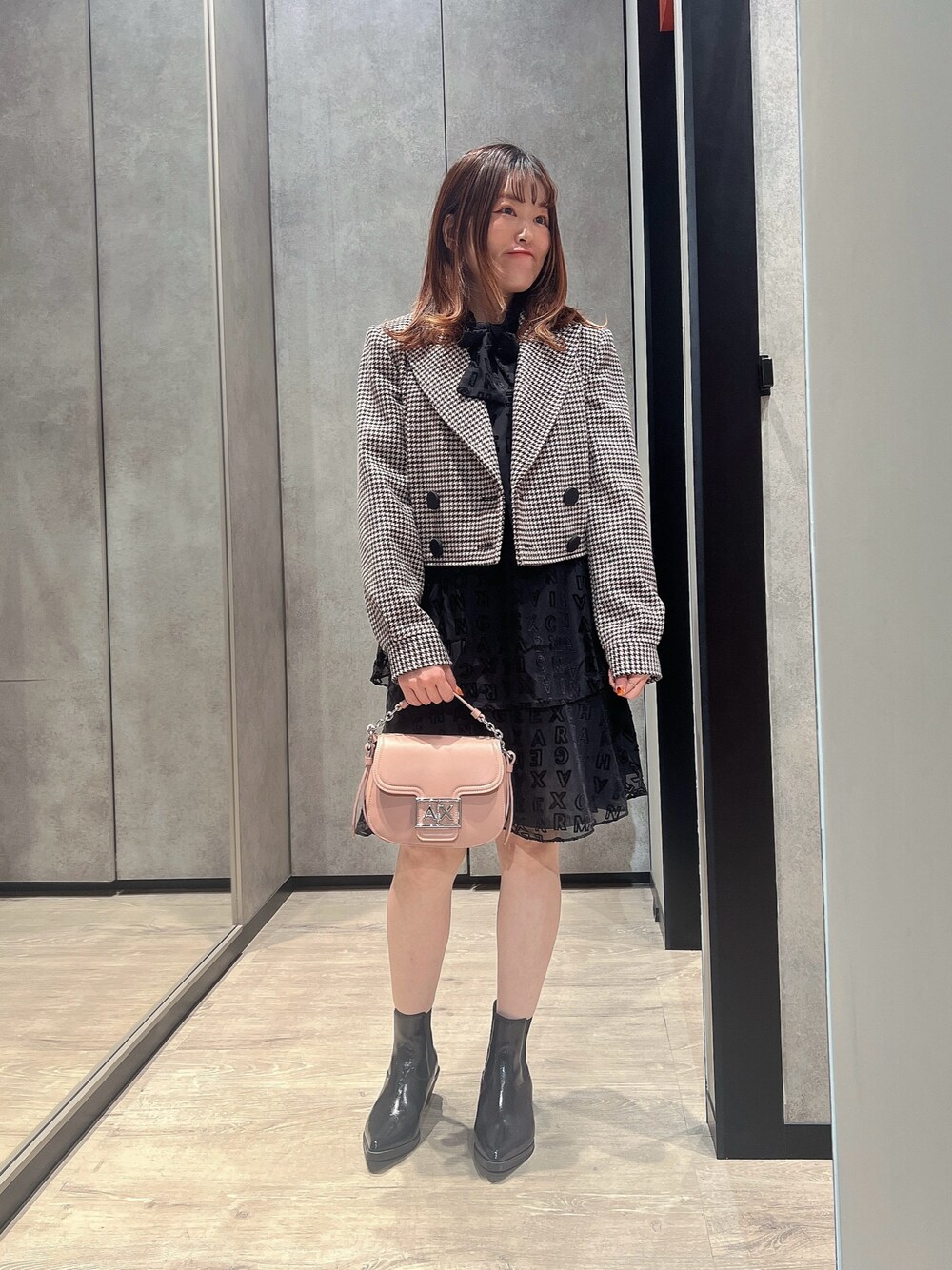 「AXchanger、AXchange、アルマーニエクスチェンジ、冬コーデ、クリスマスに着たい服、秋冬コーデ、大人かわいい、お出かけコーデ、オトナ女子、大人可愛い、低身長女子、キレイめコーデ、きれいめコーデ、ジャケットスタイル、ワンピース」｜「ARMANI EXCHANGEの【A|X アルマーニ エクスチェンジ】＜オンライン限定＞オールオーバーフロッキーロゴ　スカーフネックフレアワンピース（ワンピース、ブラック系）」を使った、HIROさん（レディース・150cm）の冬コーディネートの1枚目の写真