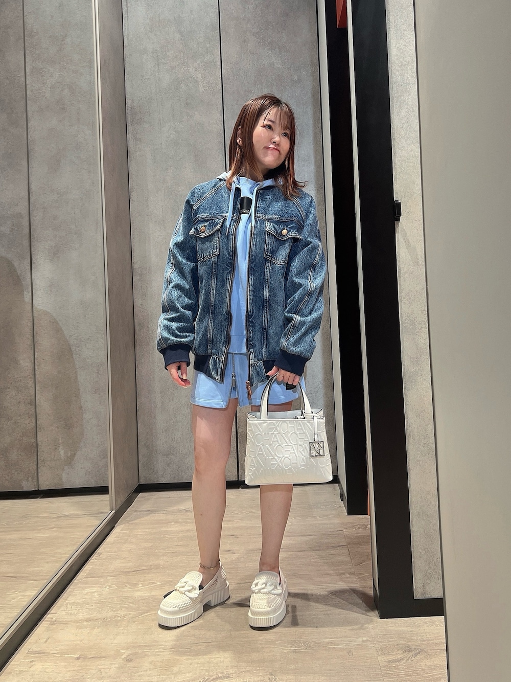 「AXchange、AXchanger、アルマーニエクスチェンジ、armani、armaniexchange、セットアップスタイル、大人カジュアルコーデ、デニムジャケット、低身長コーデ、秋服準備はじめました、パーカースタイル、ゆるコーデ、ショートパンツ、大人ガーリー、セブンパークアリオ柏」｜「ARMANI EXCHANGEの【A|Xアルマーニ エクスチェンジ】オールオーバーエンボスロゴ　ミニトートバッグ（マット）（ハンドバッグ、ホワイト系）」を使った、HIROさん（レディース・150cm）の夏コーディネートの1枚目の写真