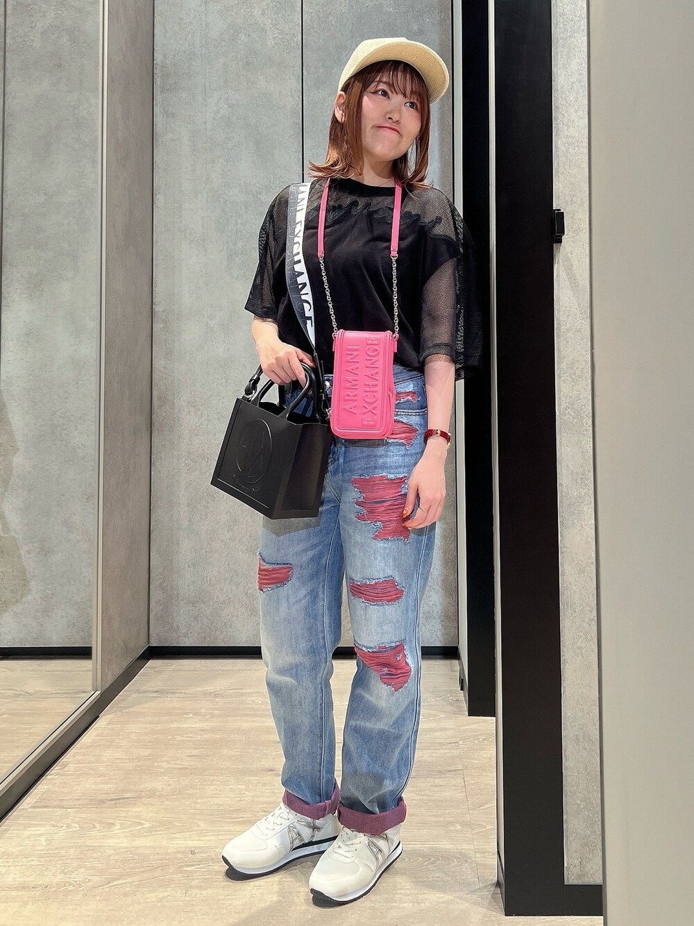 「AXchanger、AXchange、アルマーニエクスチェンジ、armani、armaniexchange、アウトドアスタイル、デニムパンツ、休日スタイル、キャップ、低身長コーデ、ピンク、夏、AXTシャツ、2024春夏新作Tシャツ、カジュアルコーデ」｜「ARMANI EXCHANGEの【A|X アルマーニ エクスチェンジ】AXロゴ　ミニハンドバッグ（ハンドバッグ、ブラック系）」を使った、HIROさん（レディース・150cm）の春コーディネートの1枚目の写真