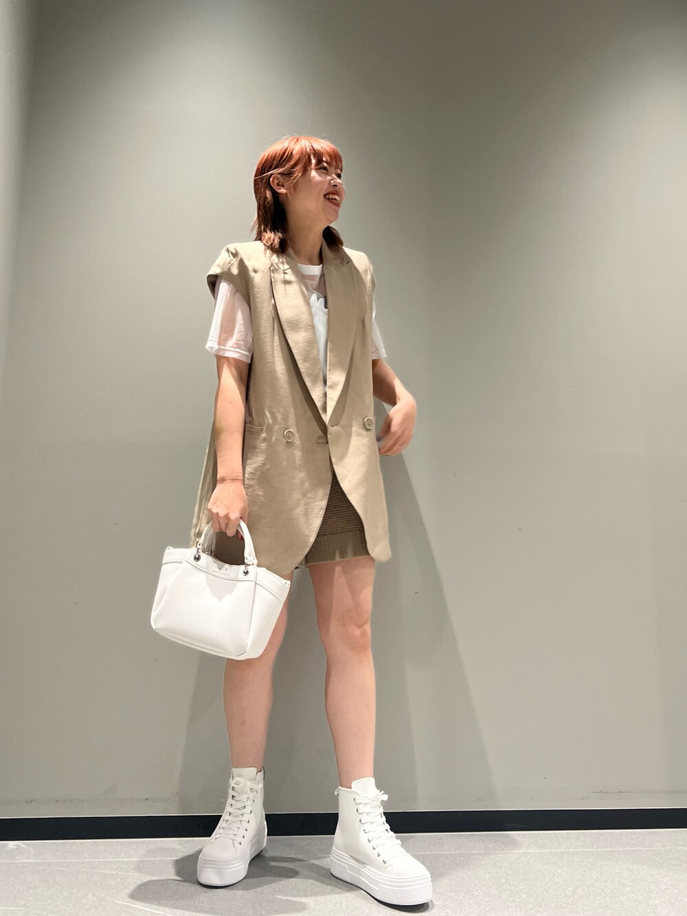 「ベスト、ジャケット、ベージュ、ミニバッグ、ショートパンツ、ハイカットスニーカー、ママファッション、armaniexchange、アルマーニエクスチェンジ、AXchanger、シースルー、夏コーデ、初夏コーデ、Tシャツ、きれいめカジュアル」｜「ARMANI EXCHANGEの【A|X アルマーニ エクスチェンジ】ドロップショルダー　ノースリーブジャケット（テーラードジャケット、ベージュ系）」を使った、Mazurun☺︎さん（レディース・160cm）の春コーディネートの1枚目の写真
