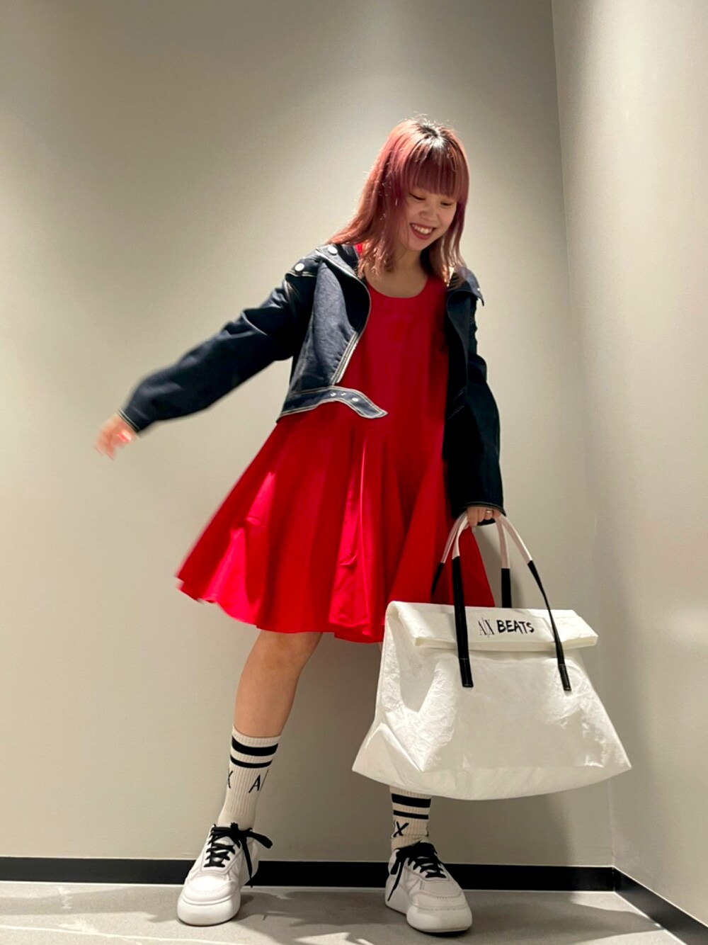 「ラクチンコーデ、スニーカーコーデ、armaniexchange、アルマーニエクスチェンジ、AXchanger、AXchange、ワンピース、春夏コーデ、ママコーデ、ジャケット、大人ガーリー、きれいめカジュアル、大人コーデ、ワンピース×スニーカー、赤」｜「ARMANI EXCHANGEの【A|X アルマーニ エクスチェンジ】ボリュームソールA|Xロゴパッチ　レースアップスニーカー（スニーカー、ホワイト系）」を使った、Mazurun☺︎さん（レディース・160cm）の春コーディネートの1枚目の写真